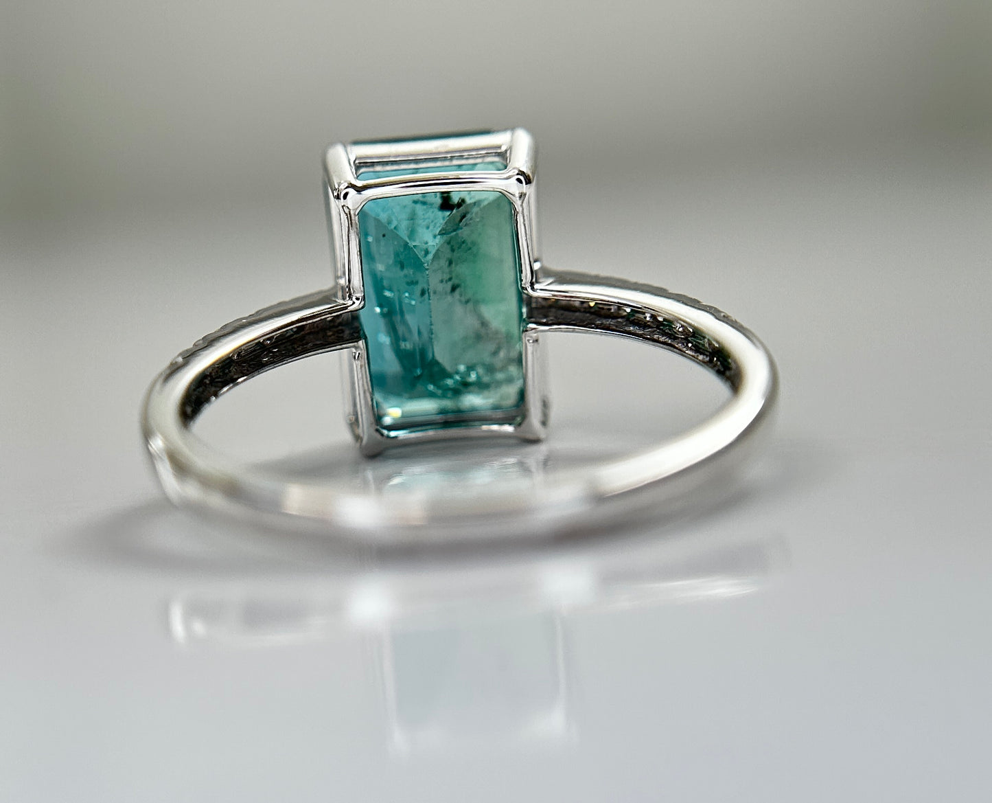 Beautiful Natural Emerald 4.26 CT With Natural Diamonds & 18k Gold