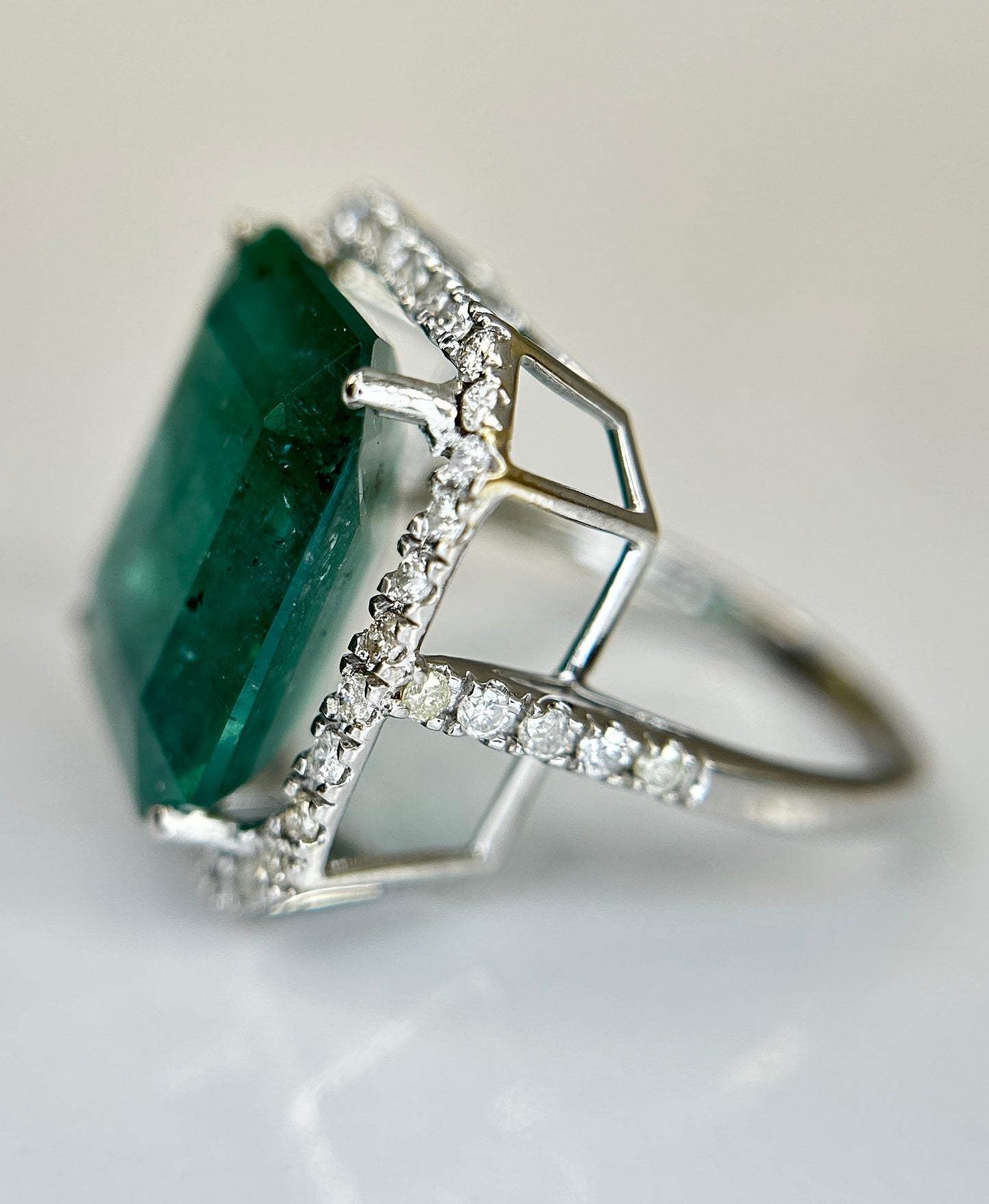 Beautiful Natural Emerald 9.50CT With Natural Diamonds & 18k Gold