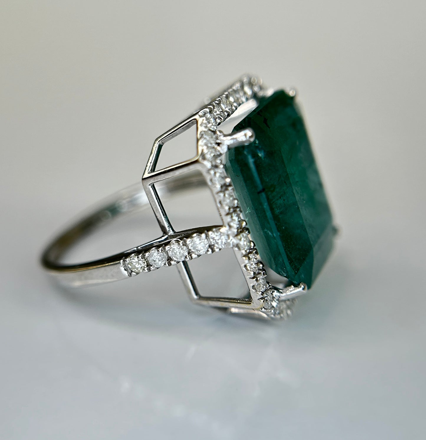 Beautiful Natural Emerald 9.50CT With Natural Diamonds & 18k Gold