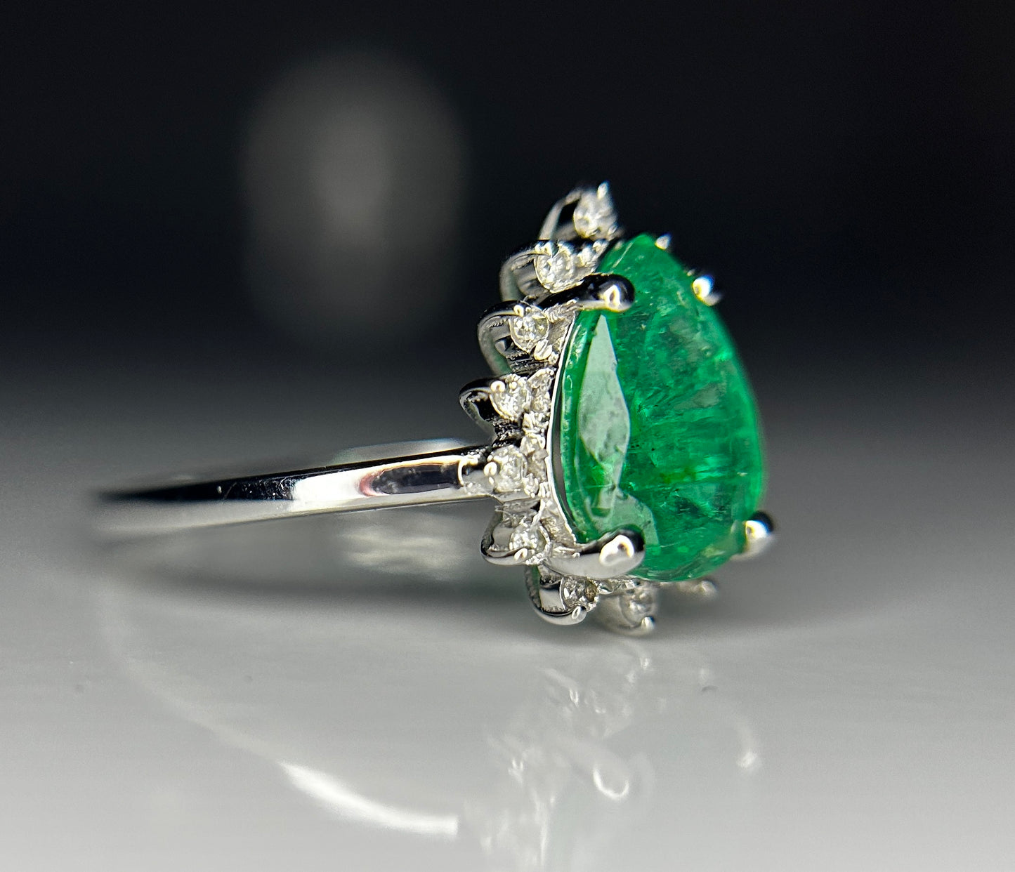 Beautiful 1.18ct Natural Emerald With Natural Diamonds & 18k Gold
