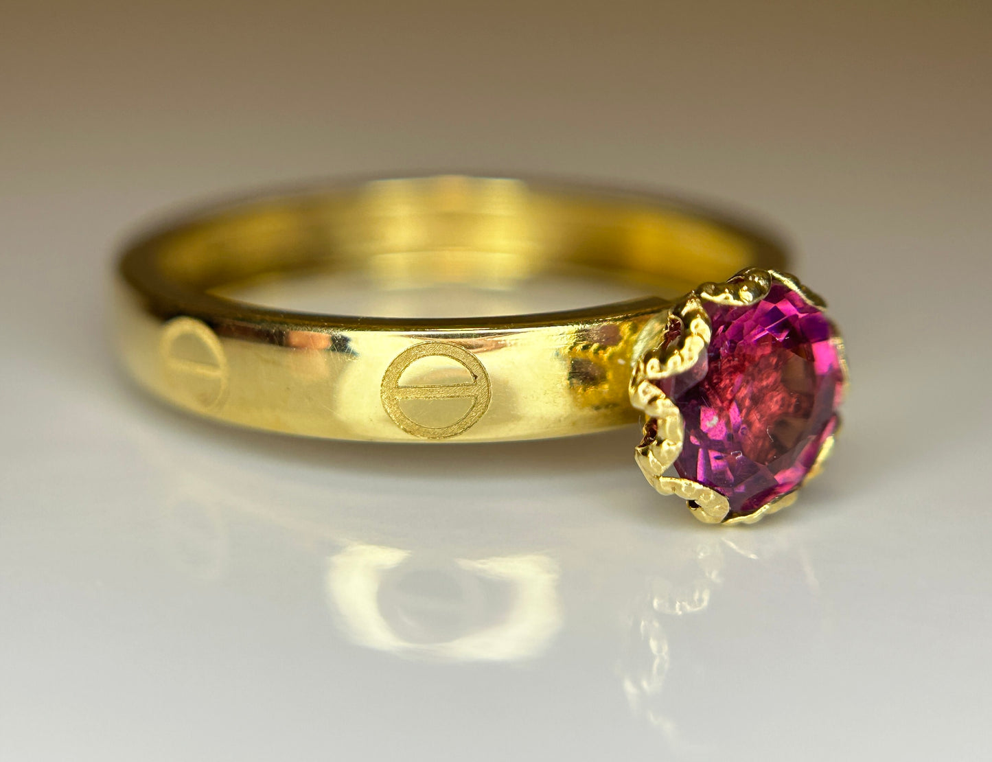 Beautiful 0.90 CT Natural Spinel Ring & 18k Yellow Gold