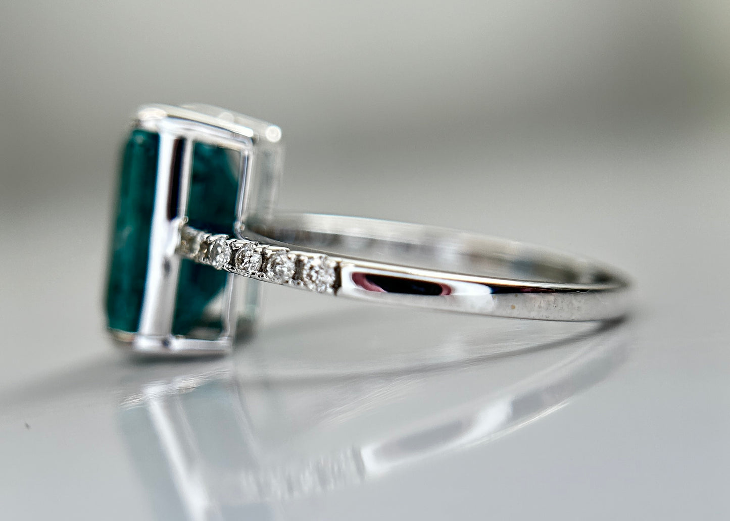 Beautiful Natural Emerald 4.26 CT With Natural Diamonds & 18k Gold