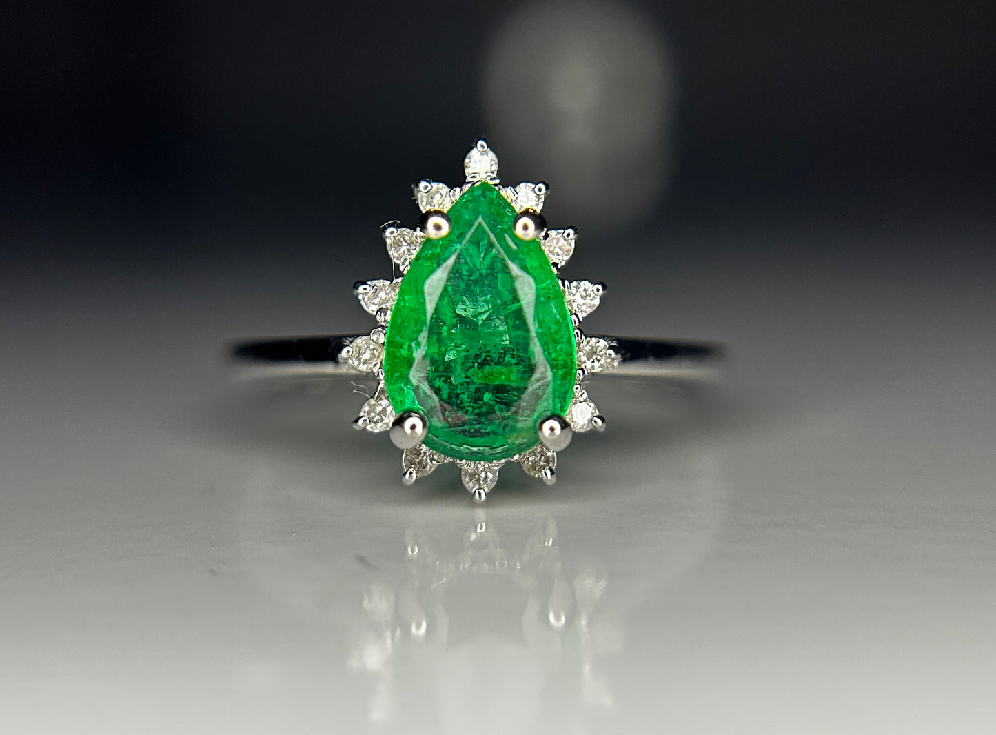 Beautiful 1.18ct Natural Emerald With Natural Diamonds & 18k Gold