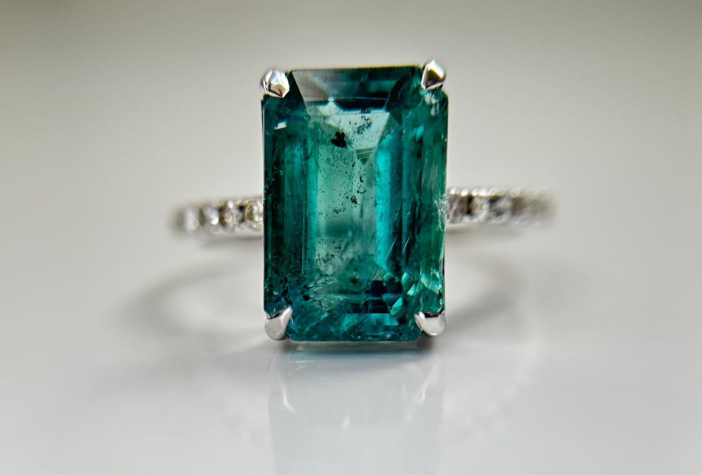 Beautiful Natural Emerald 4.26 CT With Natural Diamonds & 18k Gold