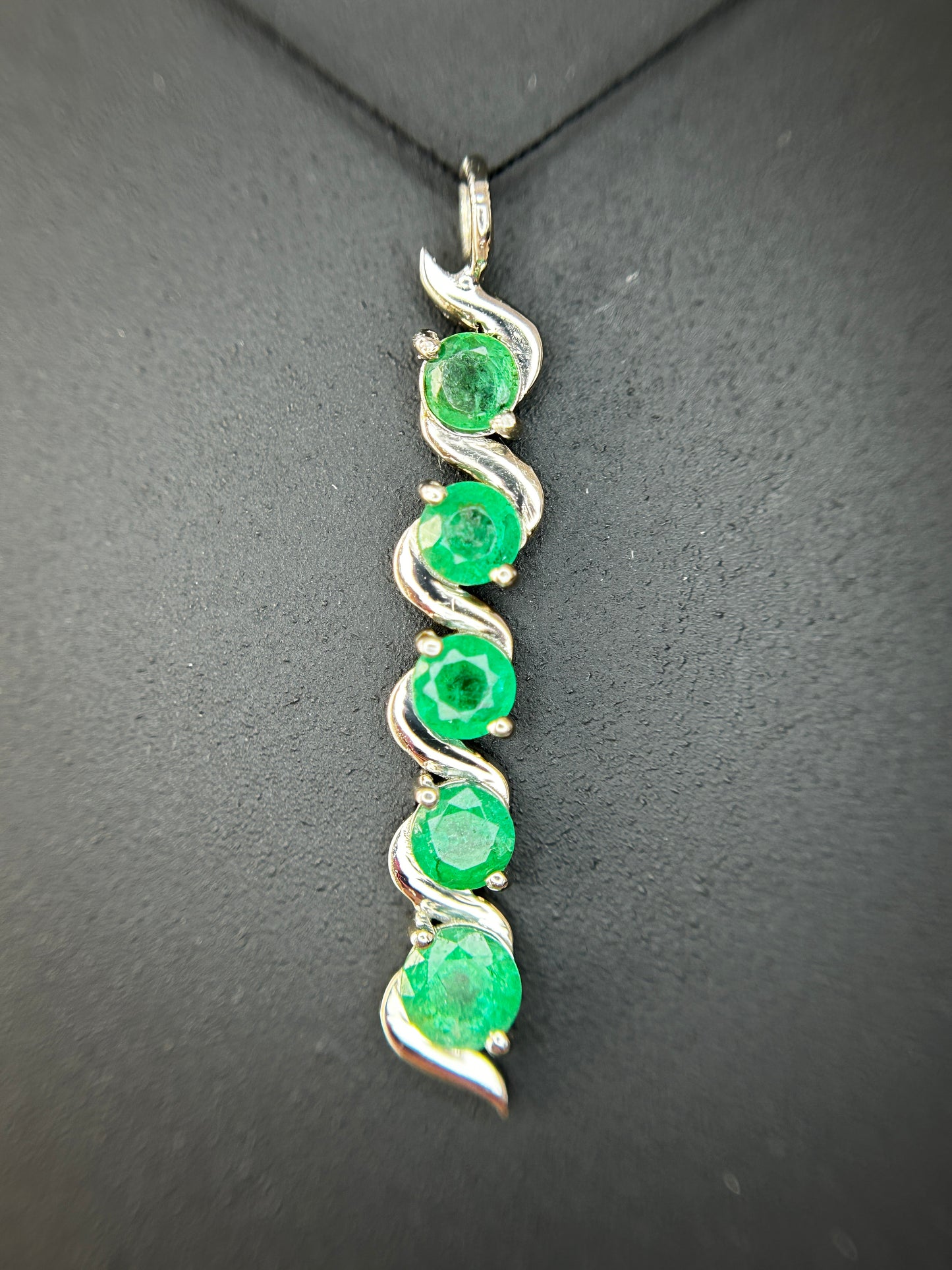 Beautiful 1.17ct Natural Emerald Pendant With Platinum 950