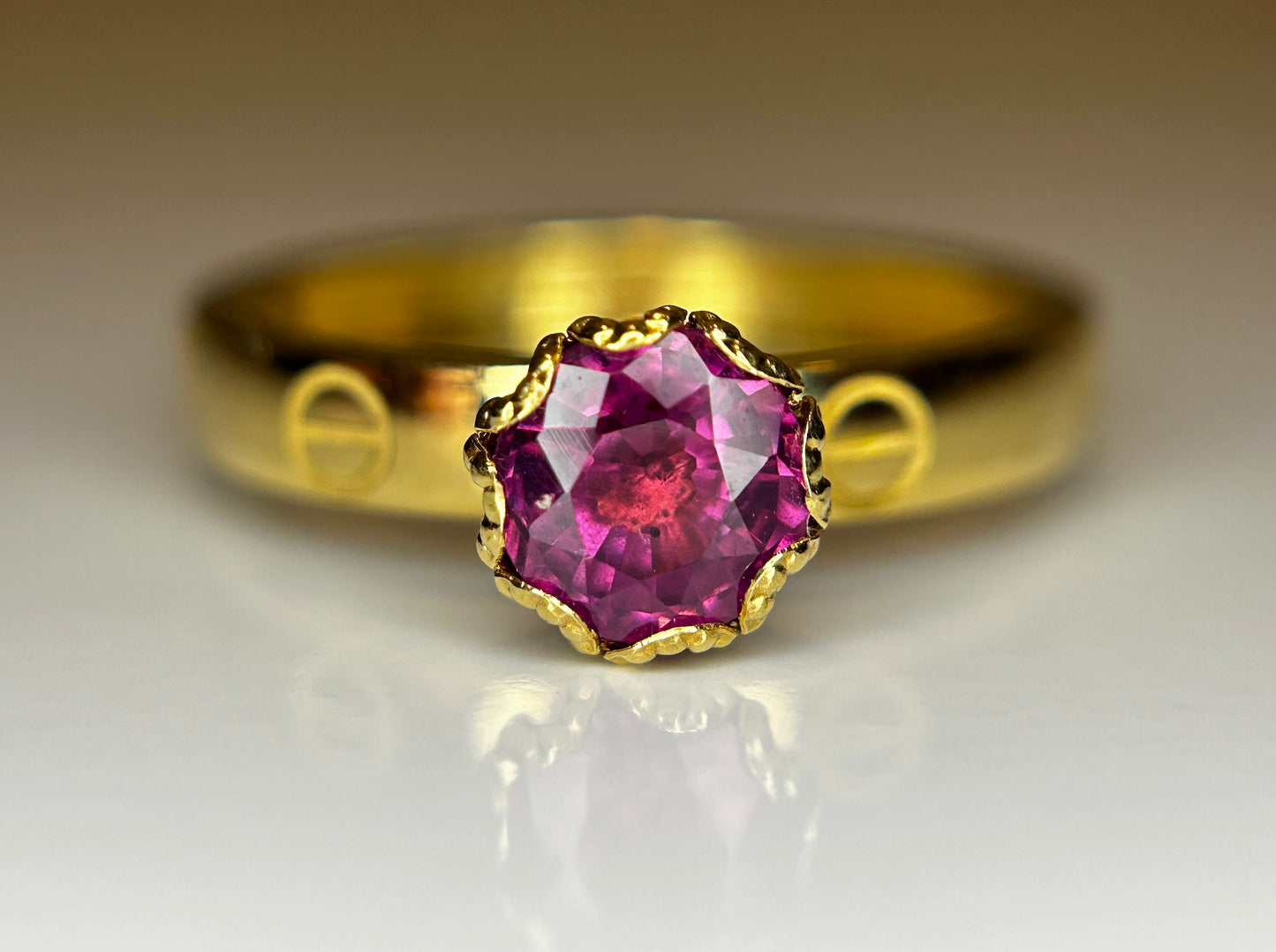 Beautiful 0.90 CT Natural Spinel Ring & 18k Yellow Gold