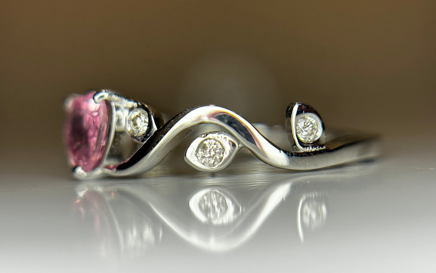 Beautiful 0.48ct Heart Shape Unheated Ceylon Pink Sapphire Diamonds & 950 Platinum