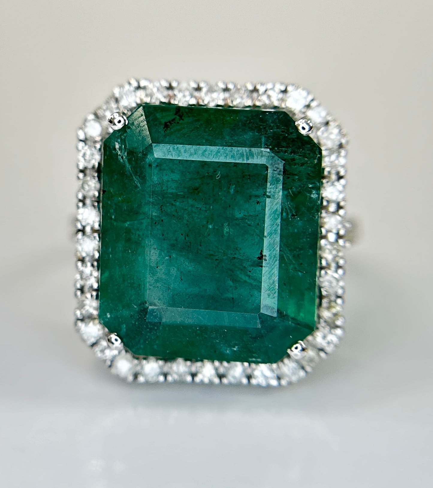 Beautiful Natural Emerald 9.50CT With Natural Diamonds & 18k Gold