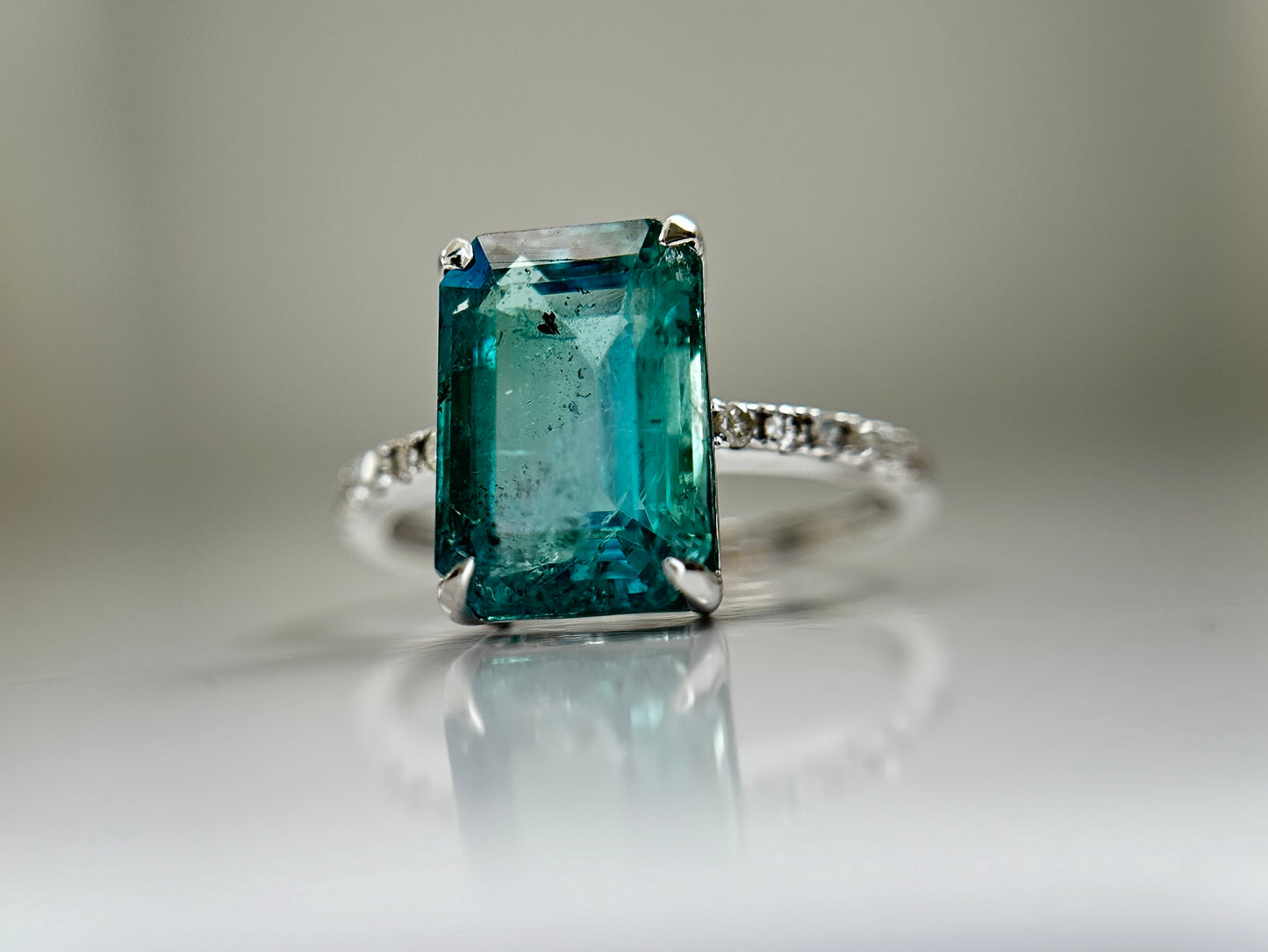 Beautiful Natural Emerald 4.26 CT With Natural Diamonds & 18k Gold