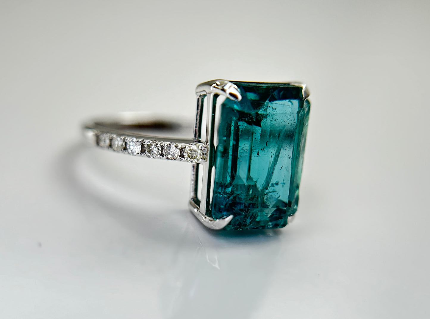 Beautiful Natural Emerald 4.26 CT With Natural Diamonds & 18k Gold