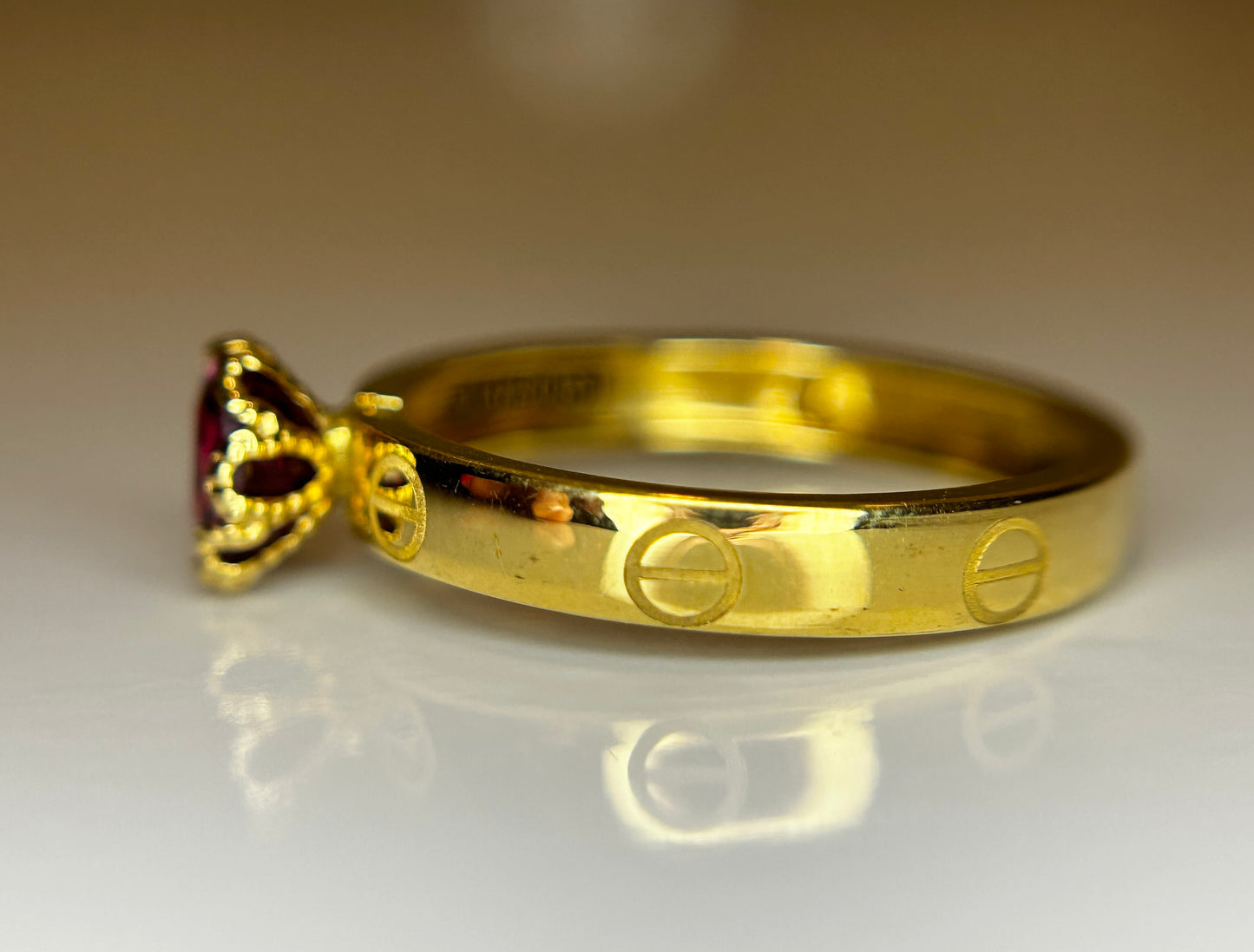 Beautiful 0.90 CT Natural Spinel Ring & 18k Yellow Gold