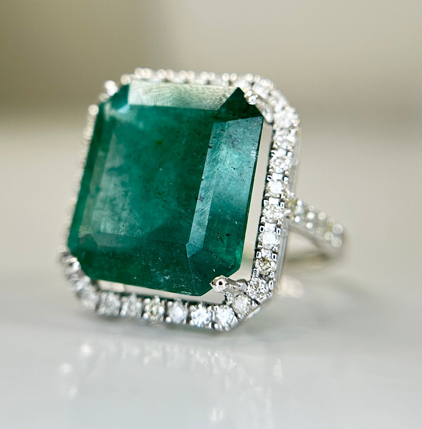 Beautiful Natural Emerald 9.50CT With Natural Diamonds & 18k Gold