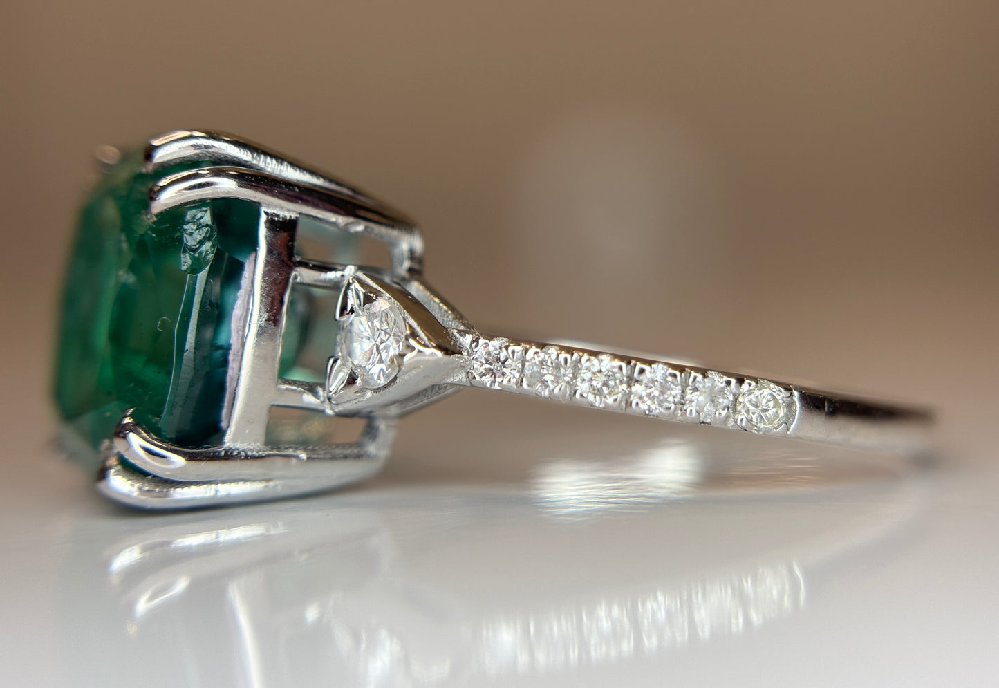 Beautiful Natural Emerald 4.75 CT With Natural Diamonds & 18k Gold