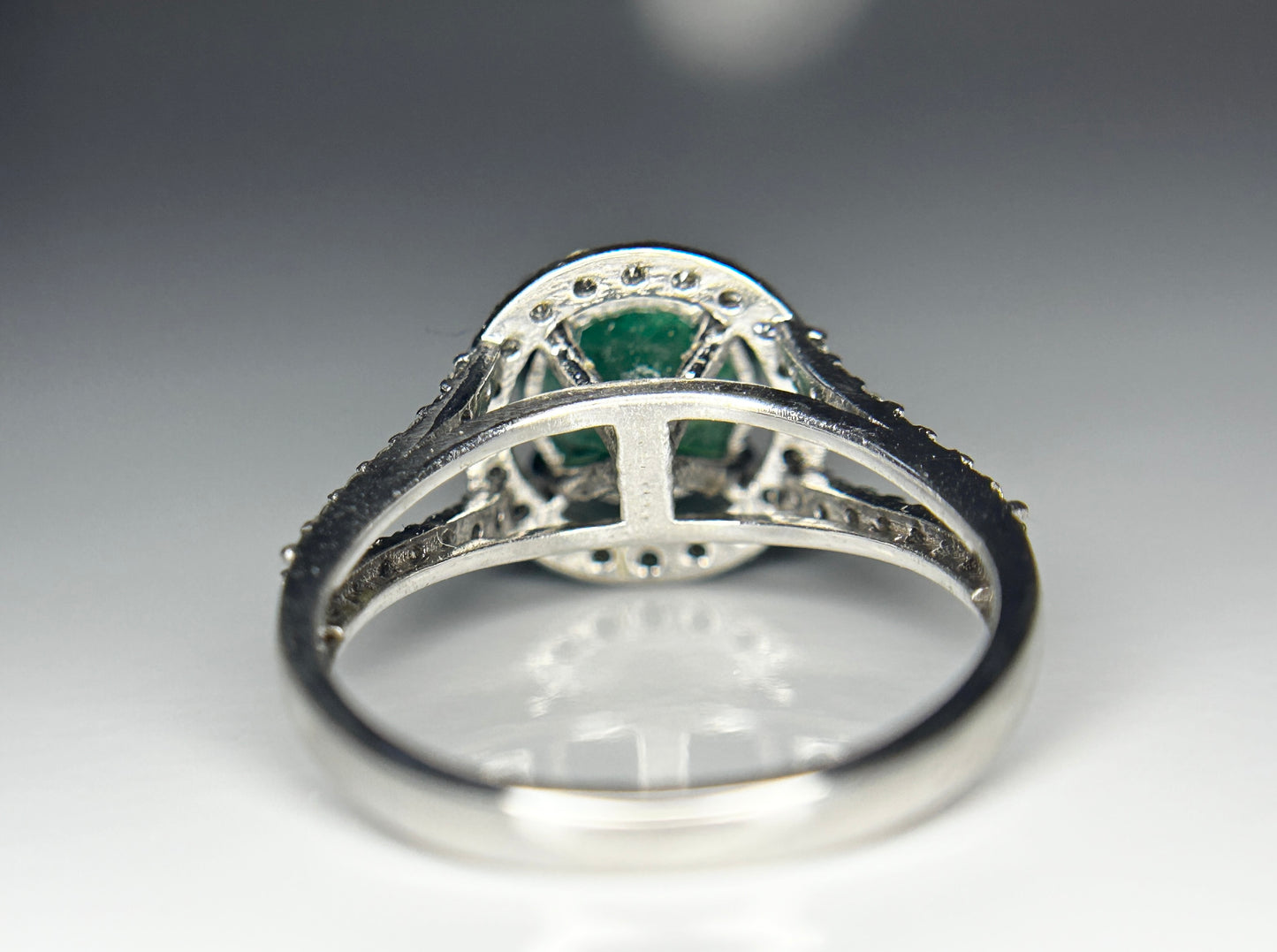 Beautiful 1.96Ct Natural Emerald With Natural Diamonds & 18k Gold