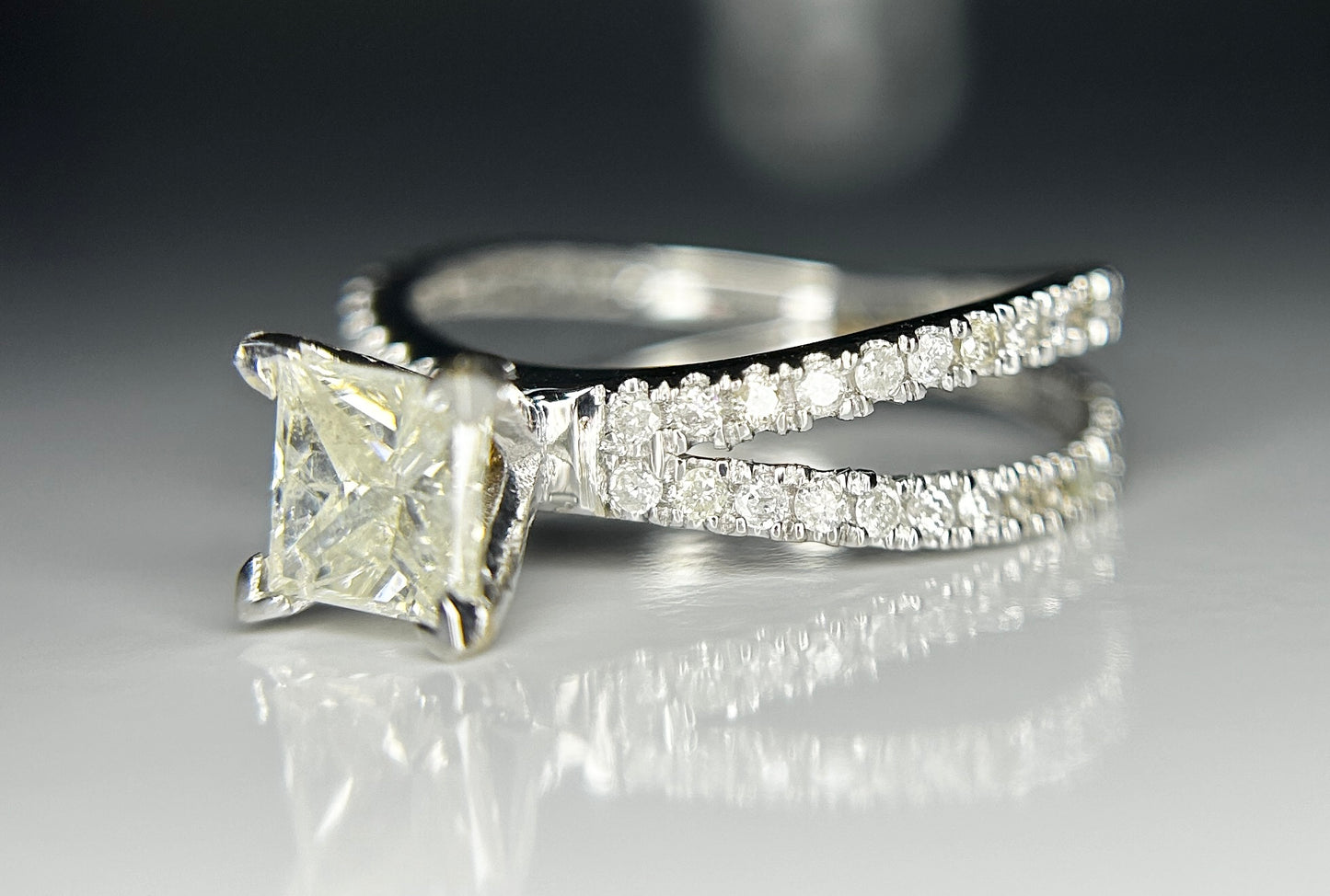Beautiful 1.17ct Princess Cut Untreated Natural Solitaire Diamond & 18k Gold