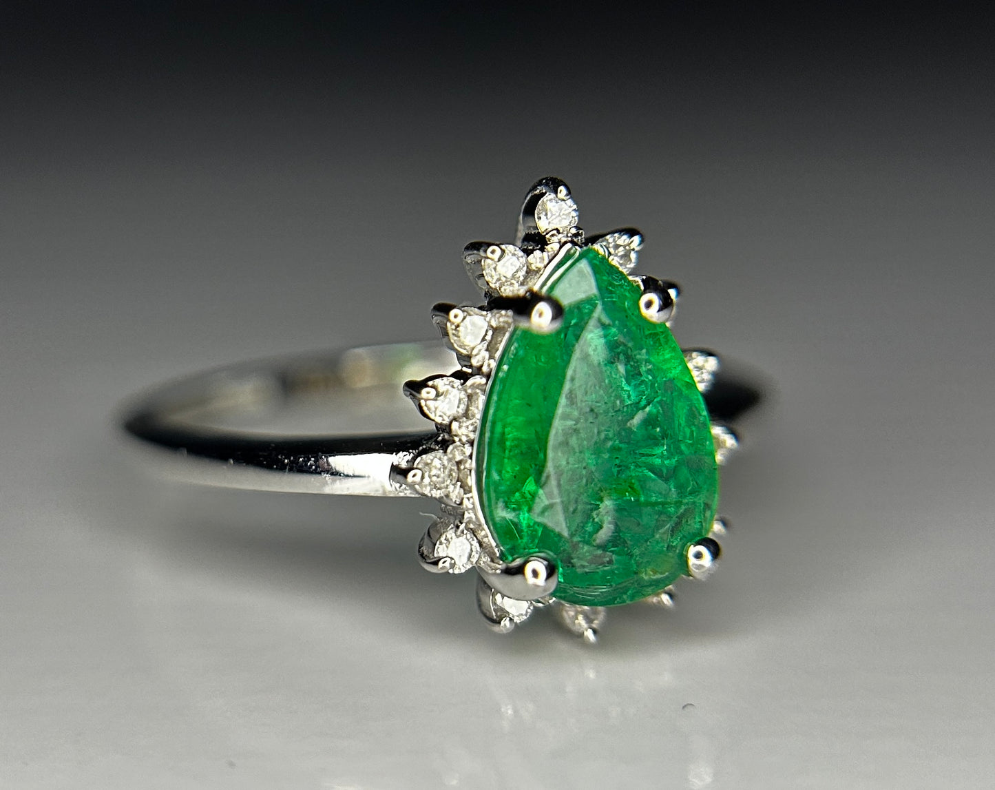 Beautiful 1.18ct Natural Emerald With Natural Diamonds & 18k Gold
