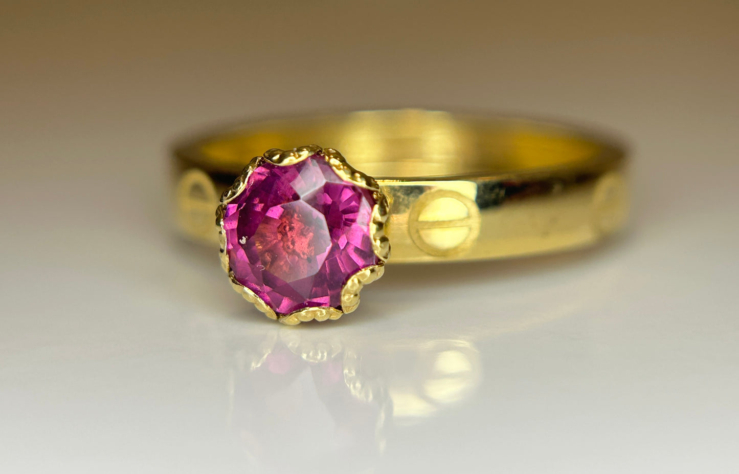 Beautiful 0.90 CT Natural Spinel Ring & 18k Yellow Gold
