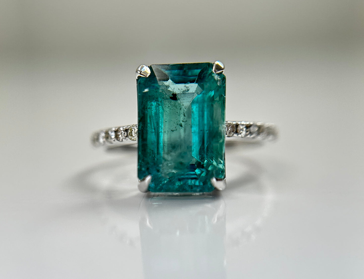 Beautiful Natural Emerald 4.26 CT With Natural Diamonds & 18k Gold