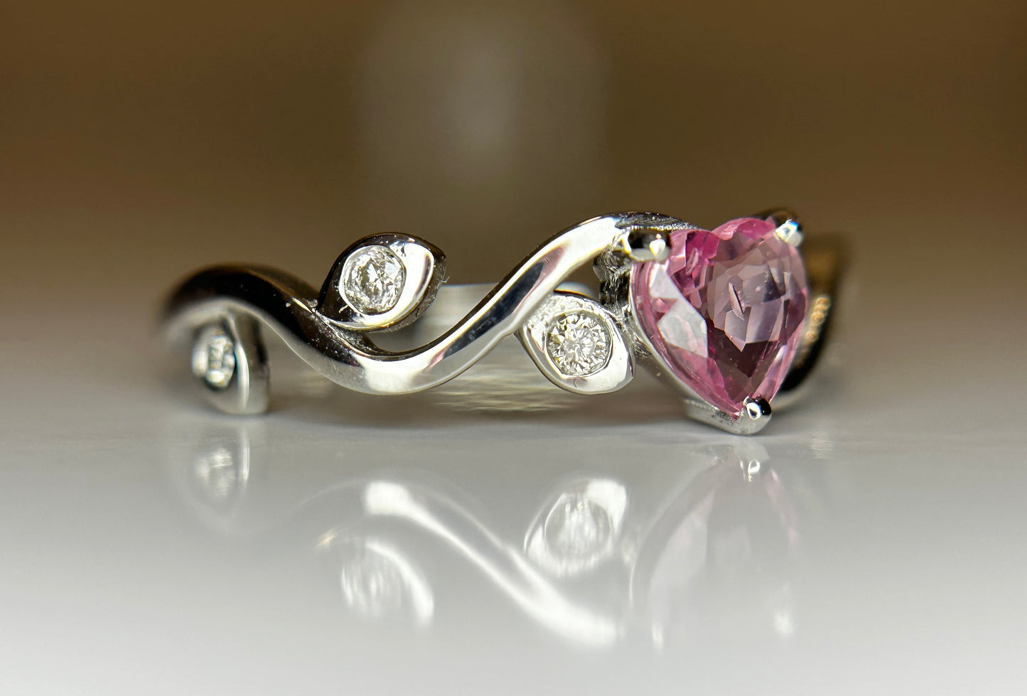 Beautiful 0.48ct Heart Shape Unheated Ceylon Pink Sapphire Diamonds & 950 Platinum