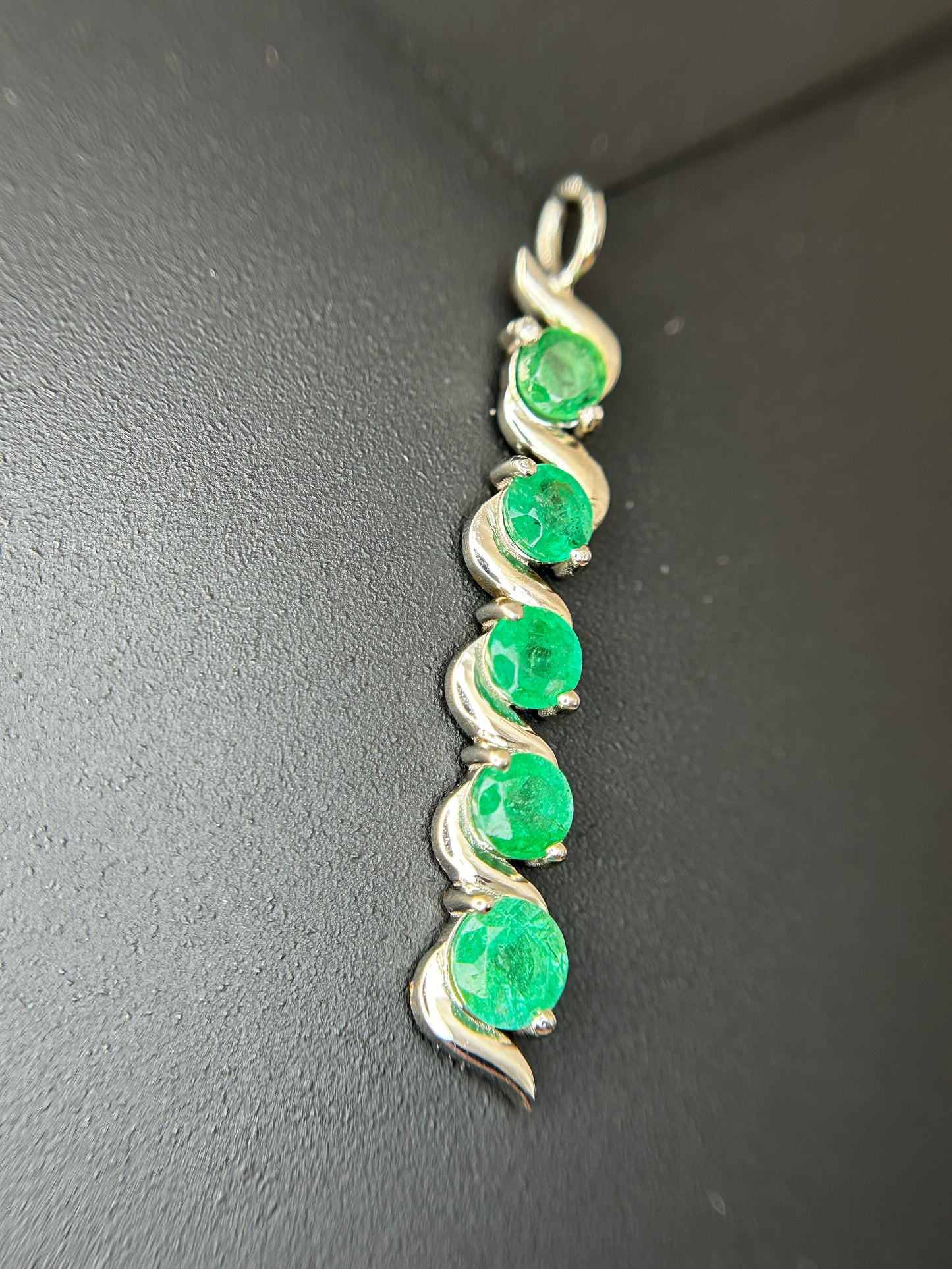 Beautiful 1.17ct Natural Emerald Pendant With Platinum 950