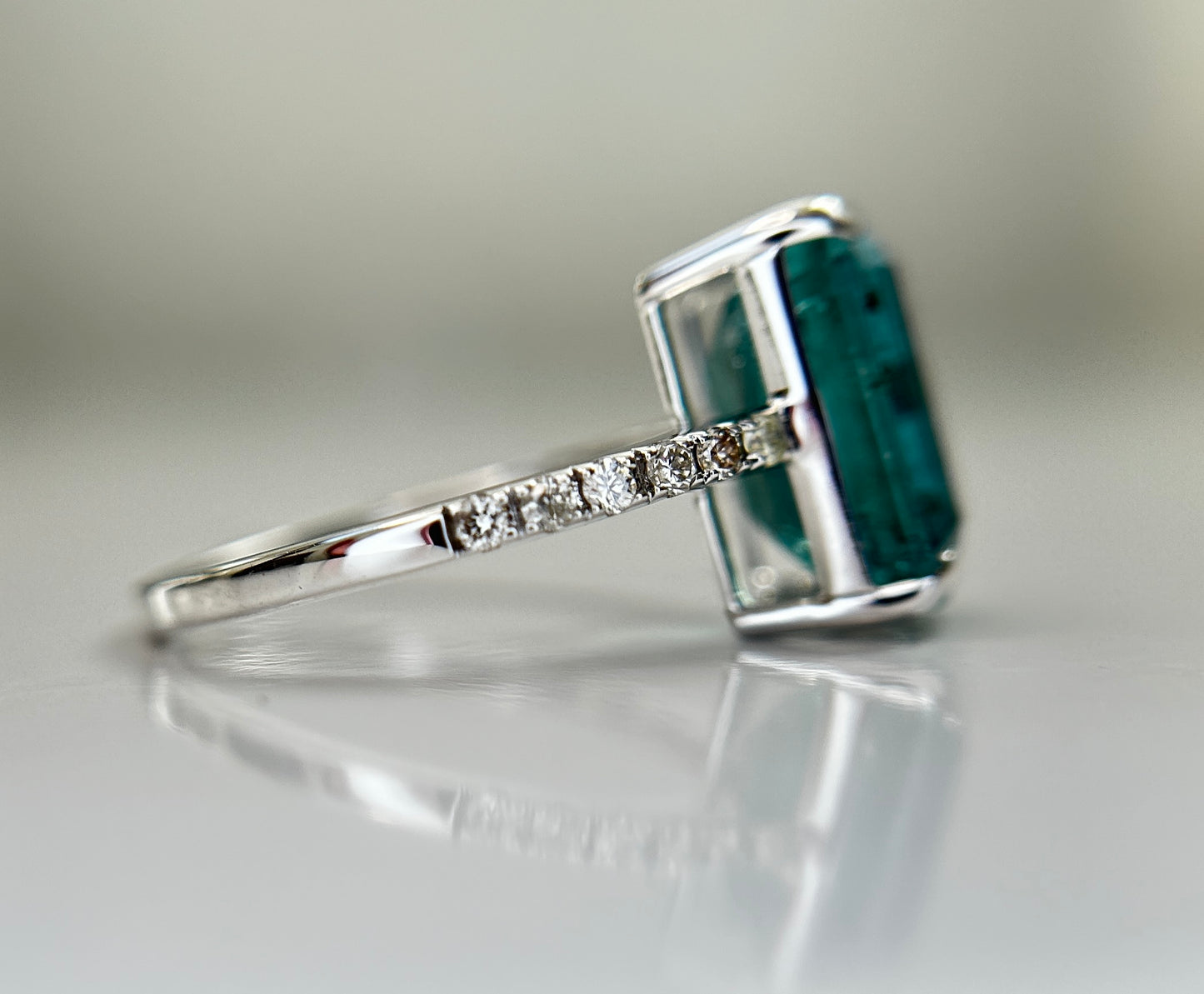 Beautiful Natural Emerald 4.26 CT With Natural Diamonds & 18k Gold
