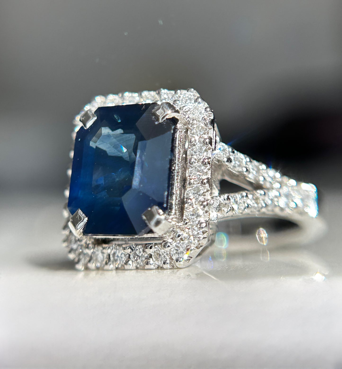 Beautiful 3.50CT Blue Sapphire With Diamonds & 18k White Gold