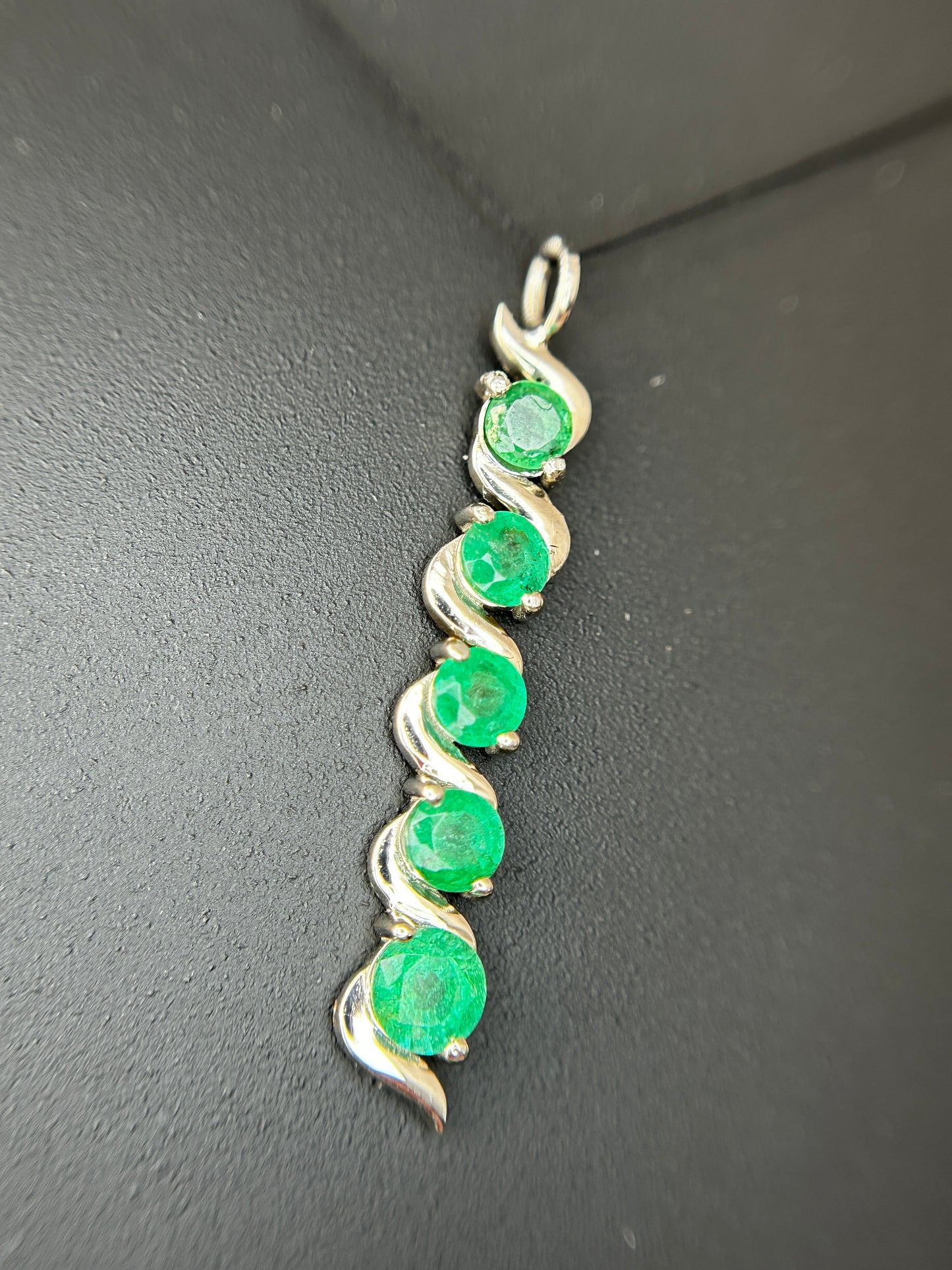 Beautiful 1.17ct Natural Emerald Pendant With Platinum 950