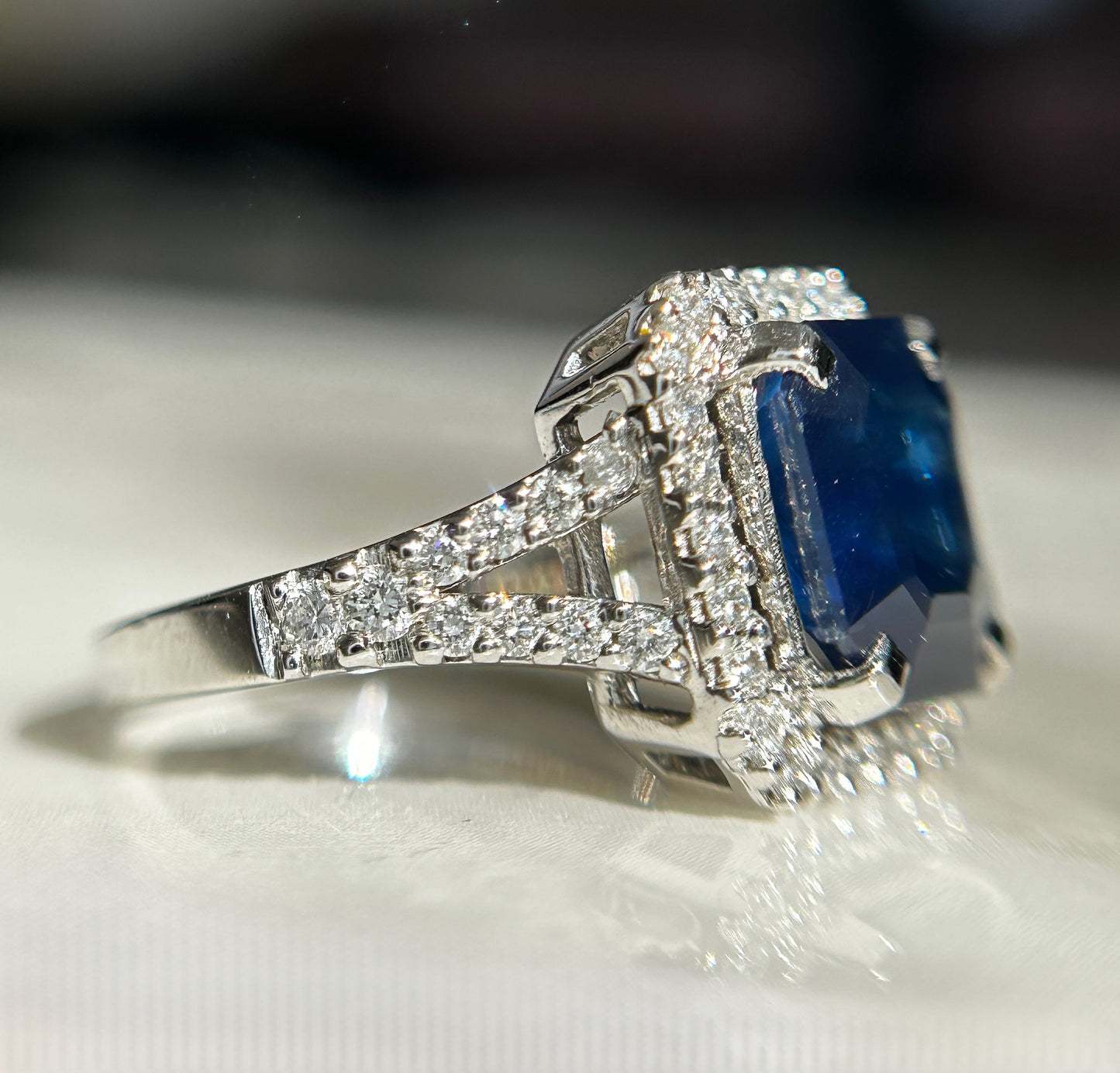 Beautiful 3.50CT Blue Sapphire With Diamonds & 18k White Gold