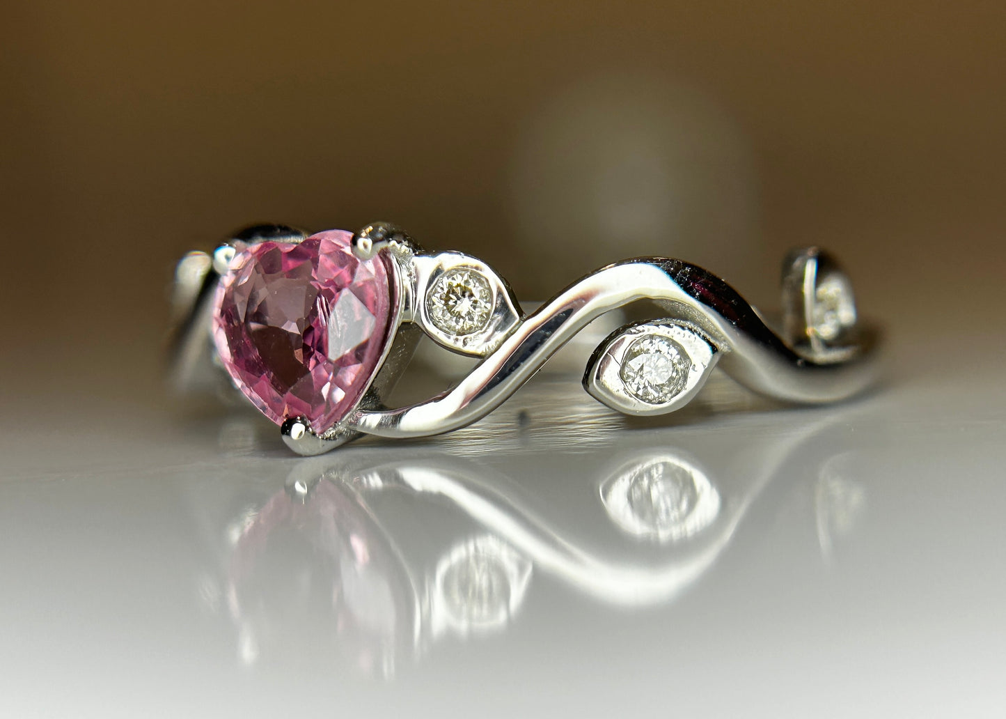 Beautiful 0.48ct Heart Shape Unheated Ceylon Pink Sapphire Diamonds & 950 Platinum