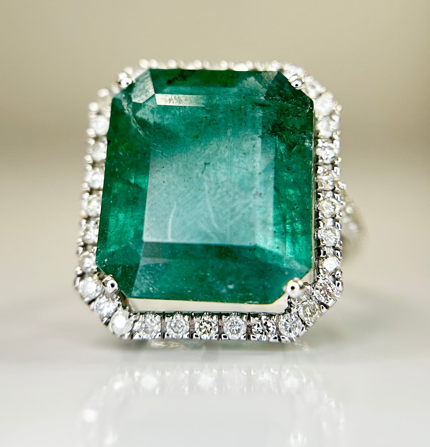 Beautiful Natural Emerald 9.50CT With Natural Diamonds & 18k Gold