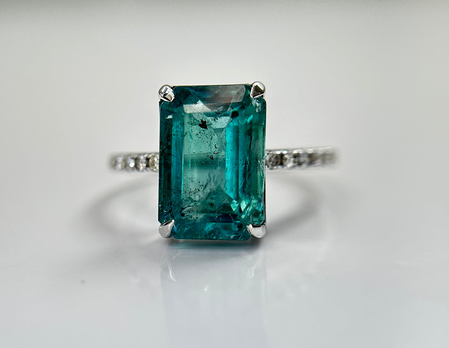 Beautiful Natural Emerald 4.26 CT With Natural Diamonds & 18k Gold