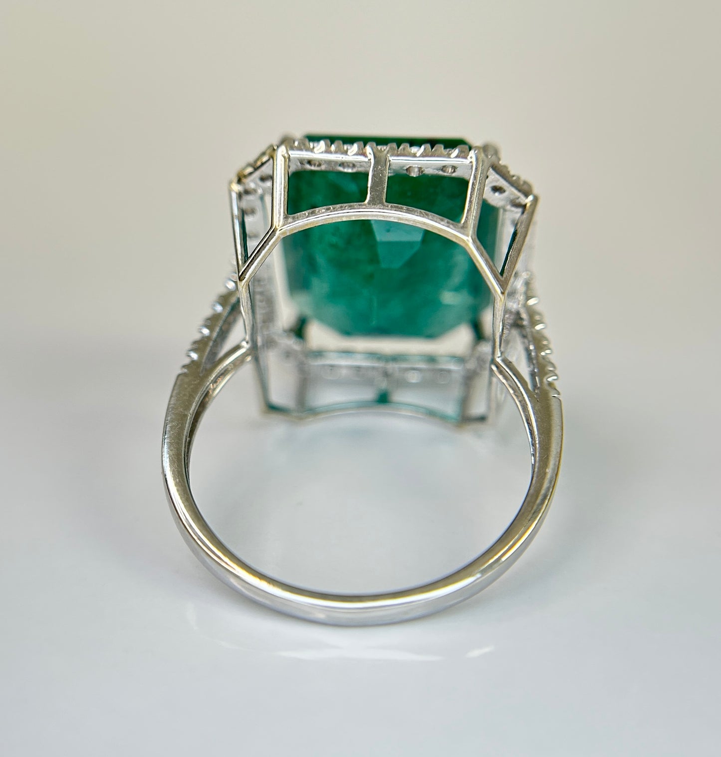 Beautiful Natural Emerald 9.50CT With Natural Diamonds & 18k Gold