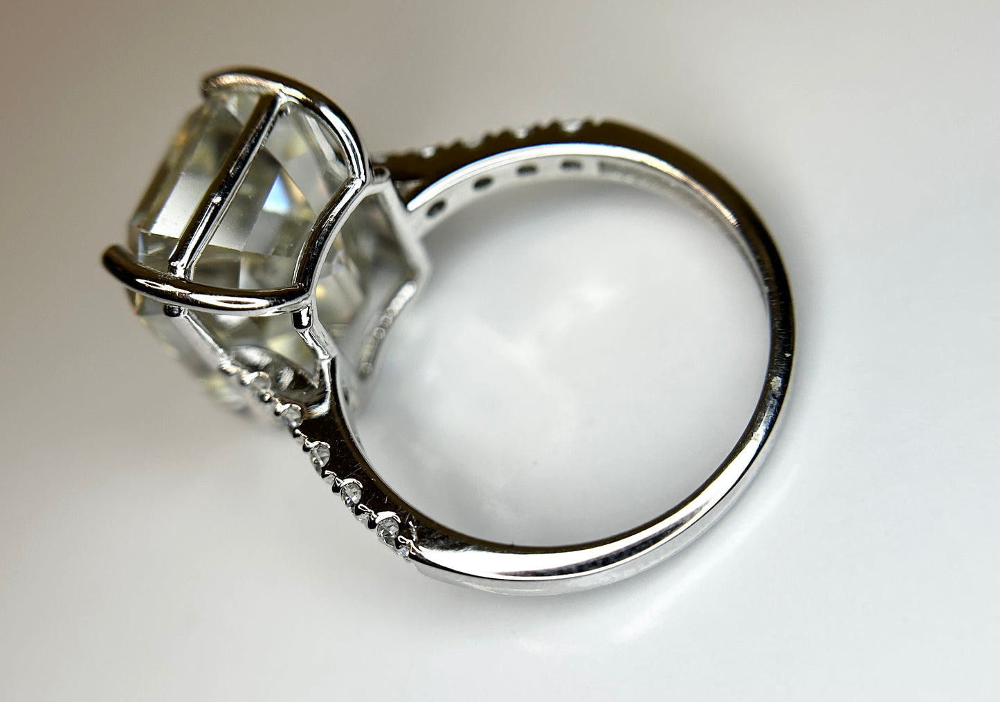 Beautiful 12.08CT Mossanite Ring With 18k Gold