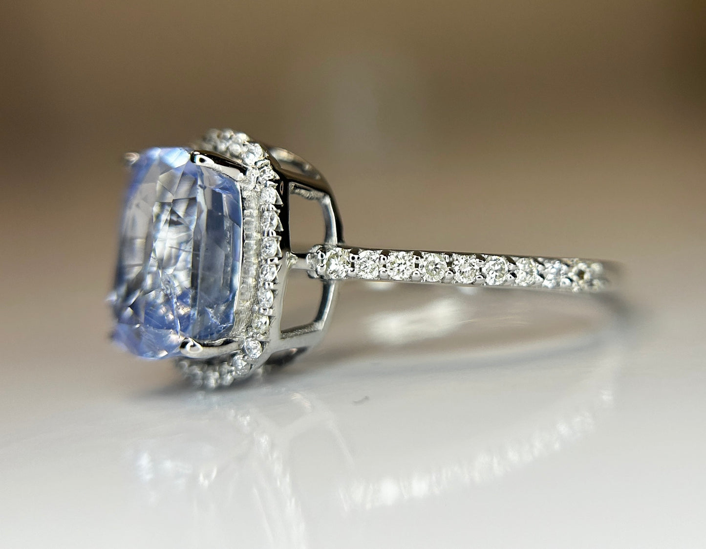 2.83 CT Unheated/Untreated Ceylon Cornflour Blue Sapphire Diamonds & 18k Gold