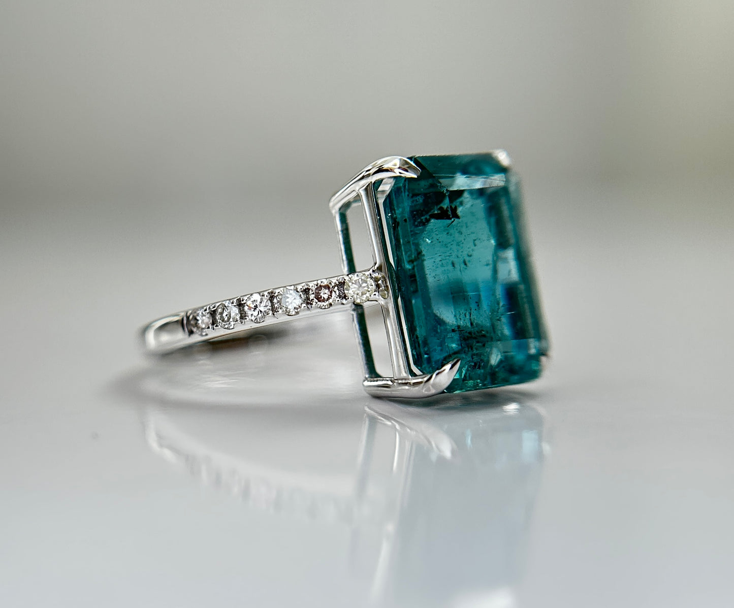 Beautiful Natural Emerald 4.26 CT With Natural Diamonds & 18k Gold