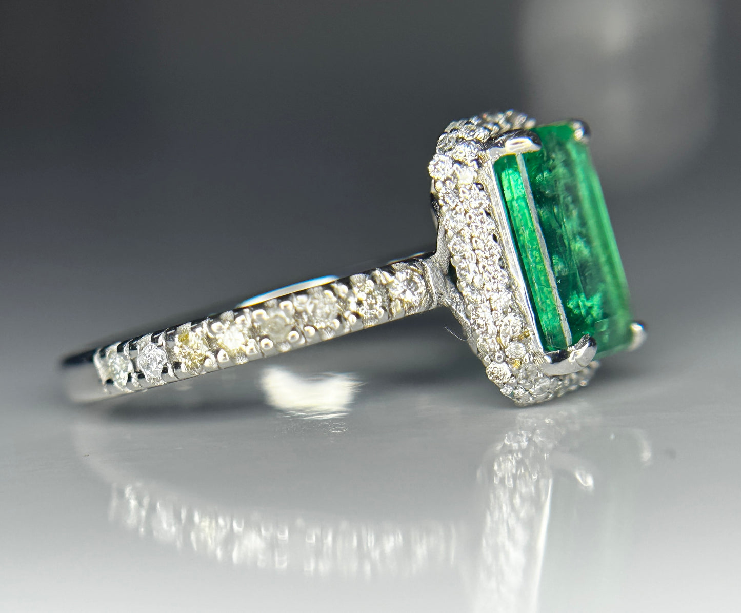 Beautiful Natural Emerald With Natural Diamonds & 18k Gold