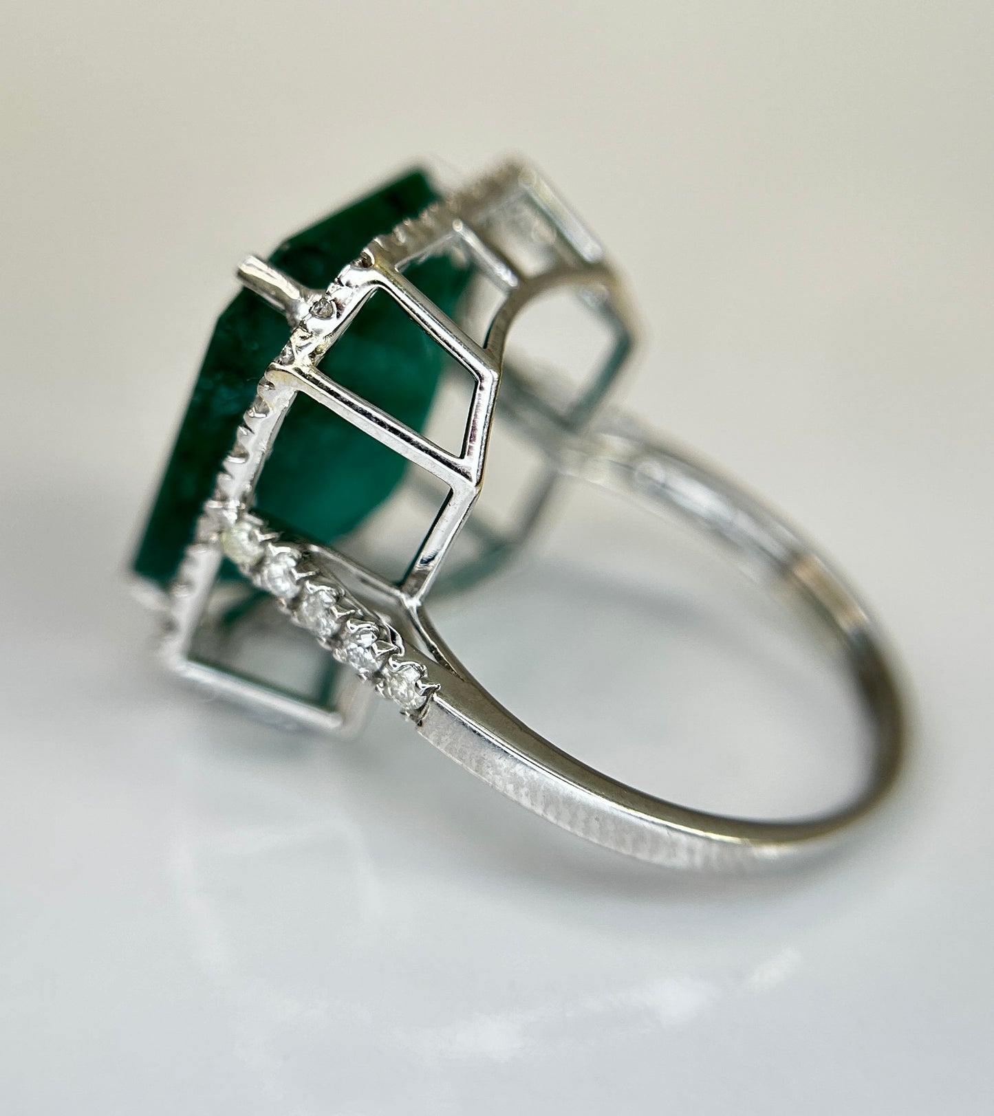Beautiful Natural Emerald 9.50CT With Natural Diamonds & 18k Gold