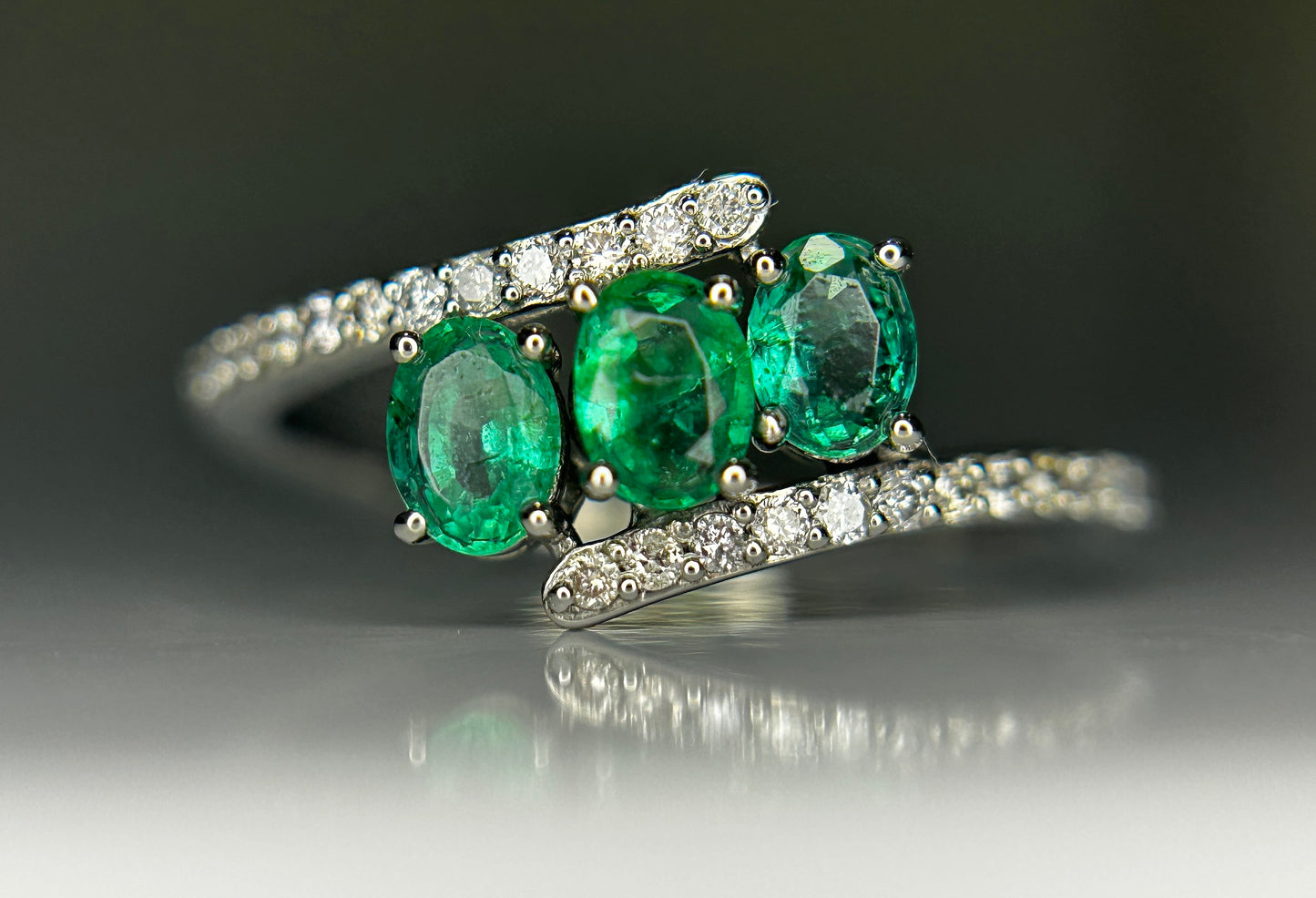 Beautiful 0.62Ct Natural Emerald Ring With Natural Diamonds & Platinum 950