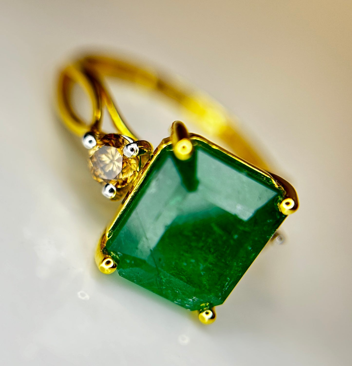 Beautiful Natural Emerald 4.76 CT With Natural Diamonds & 18k Gold