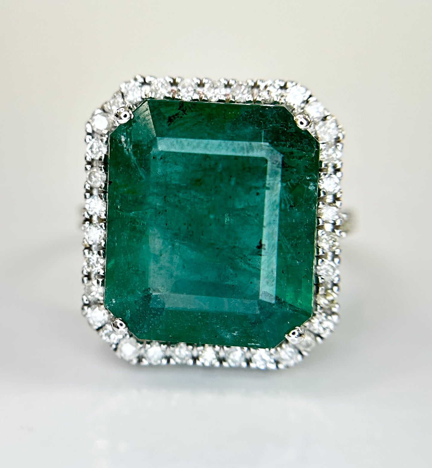 Beautiful Natural Emerald 9.50CT With Natural Diamonds & 18k Gold