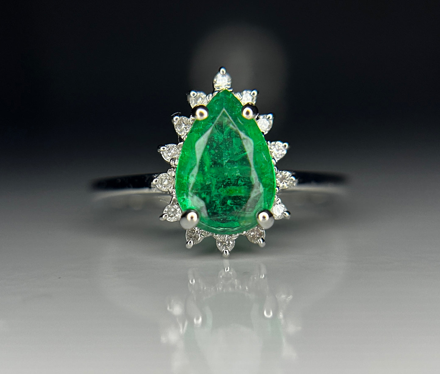 Beautiful 1.18ct Natural Emerald With Natural Diamonds & 18k Gold
