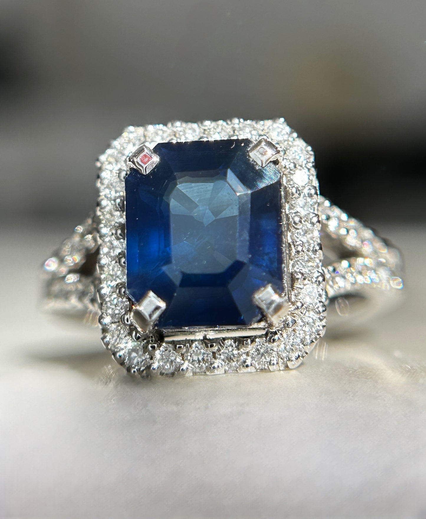 Beautiful 3.50CT Blue Sapphire With Diamonds & 18k White Gold
