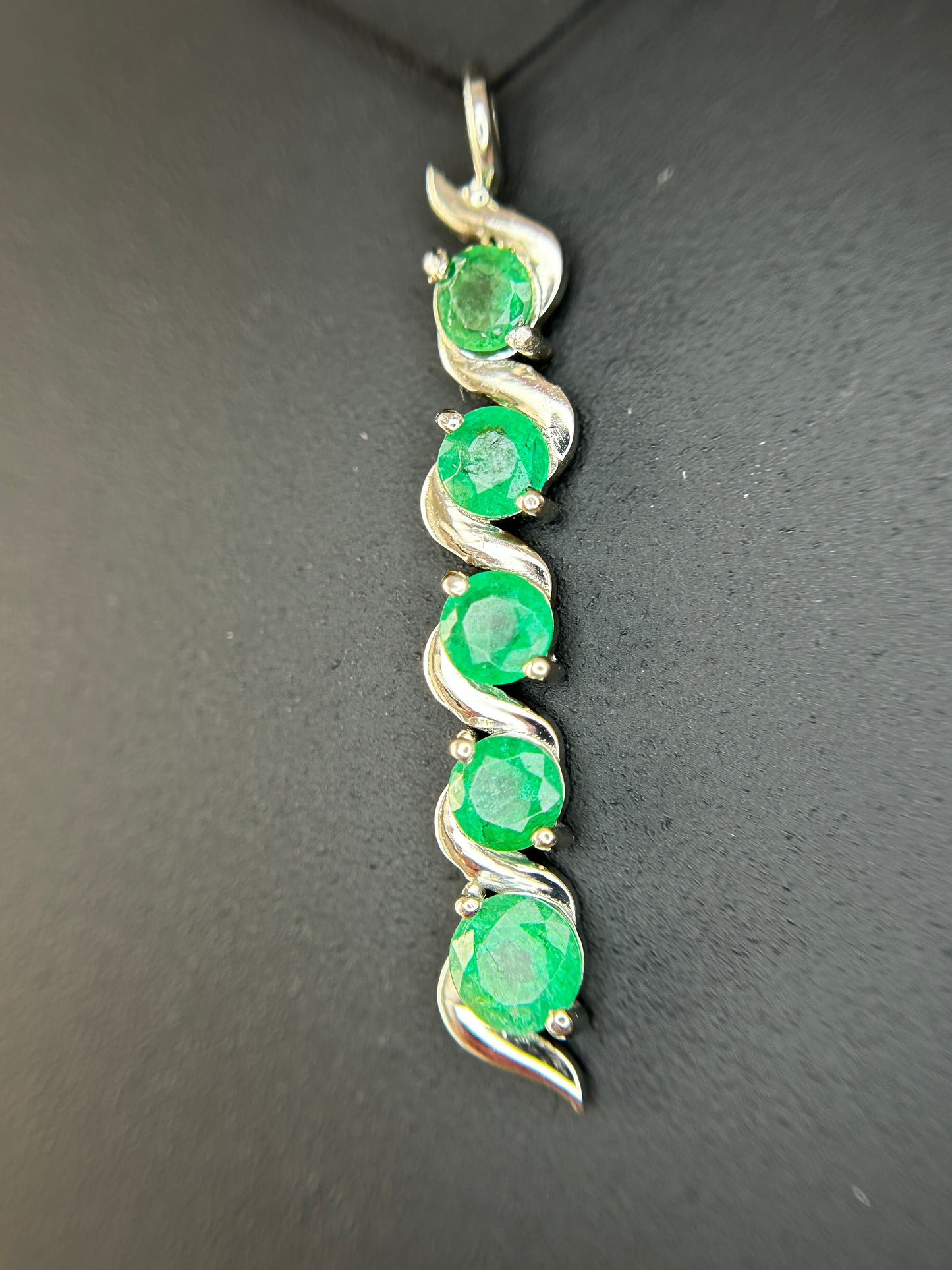 Beautiful 1.17ct Natural Emerald Pendant With Platinum 950