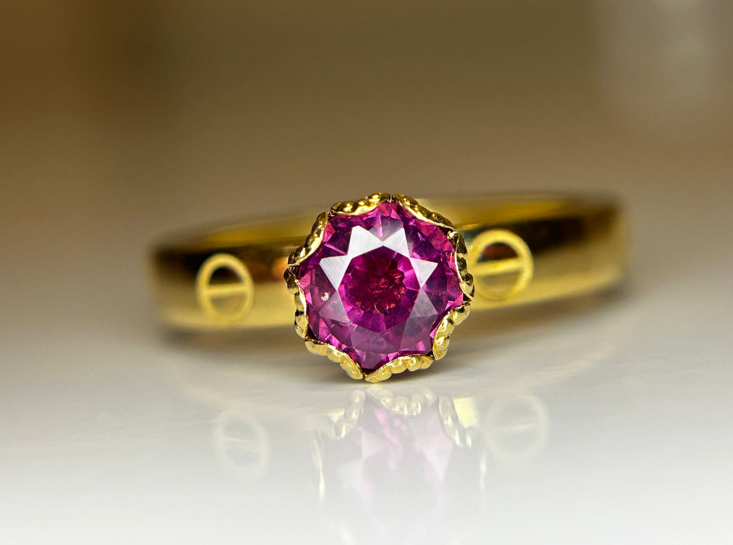 Beautiful 0.90 CT Natural Spinel Ring & 18k Yellow Gold