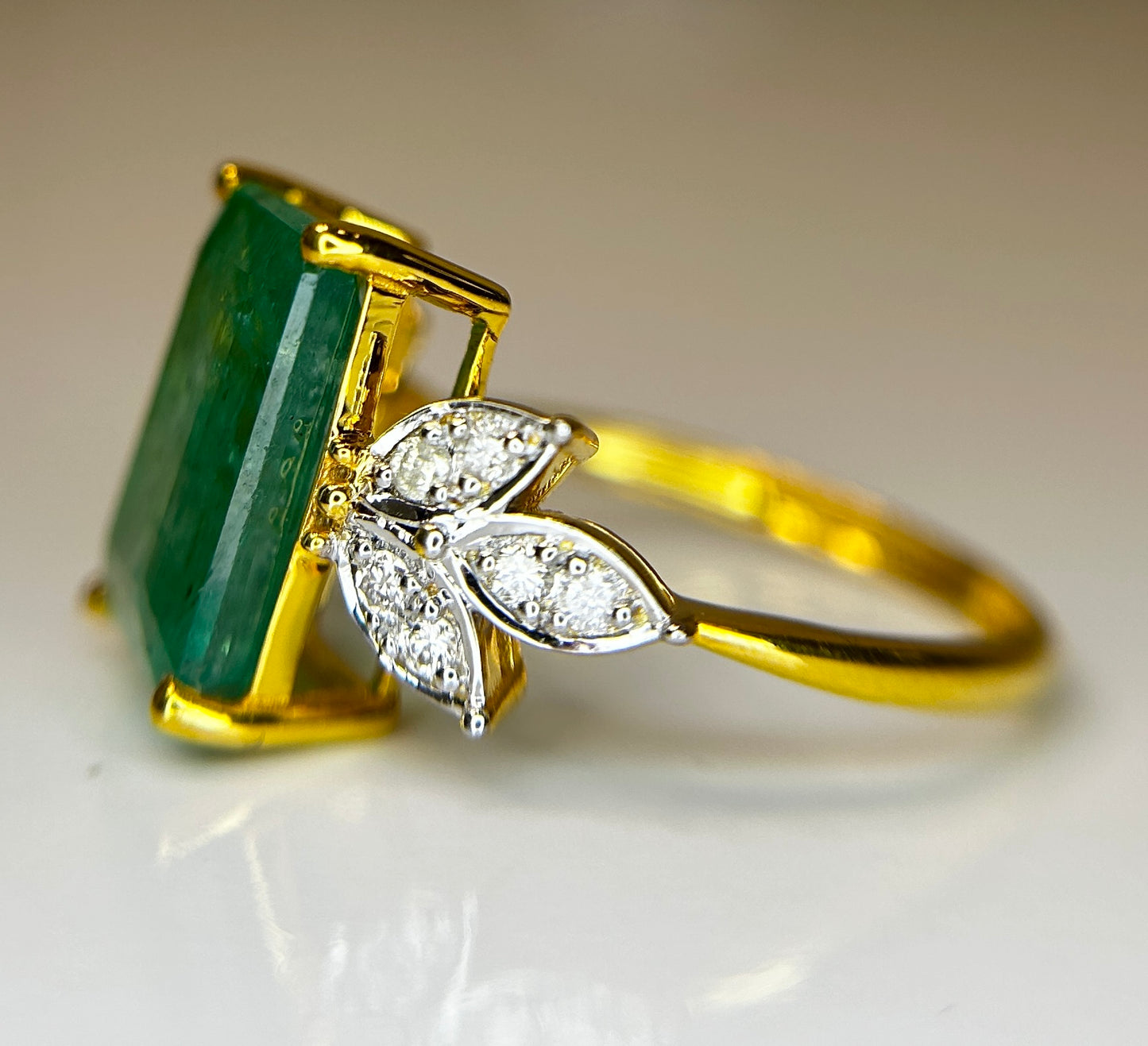 Beautiful Natural Emerald 4.32 CT With Natural Diamonds & 18k Gold