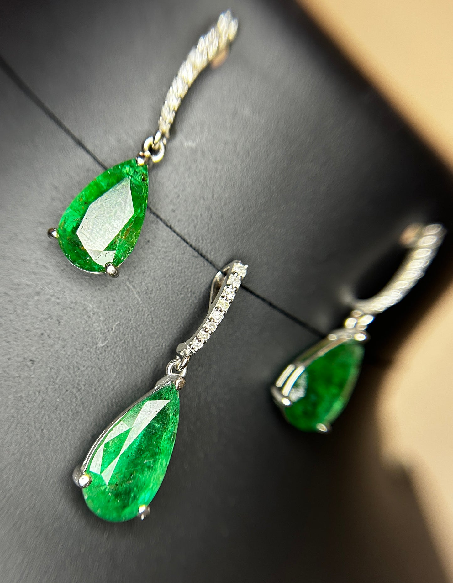 Beautiful 12.27ct Natural Emerald Earrings and Pendant Set With Natural Diamonds & 18k Gold