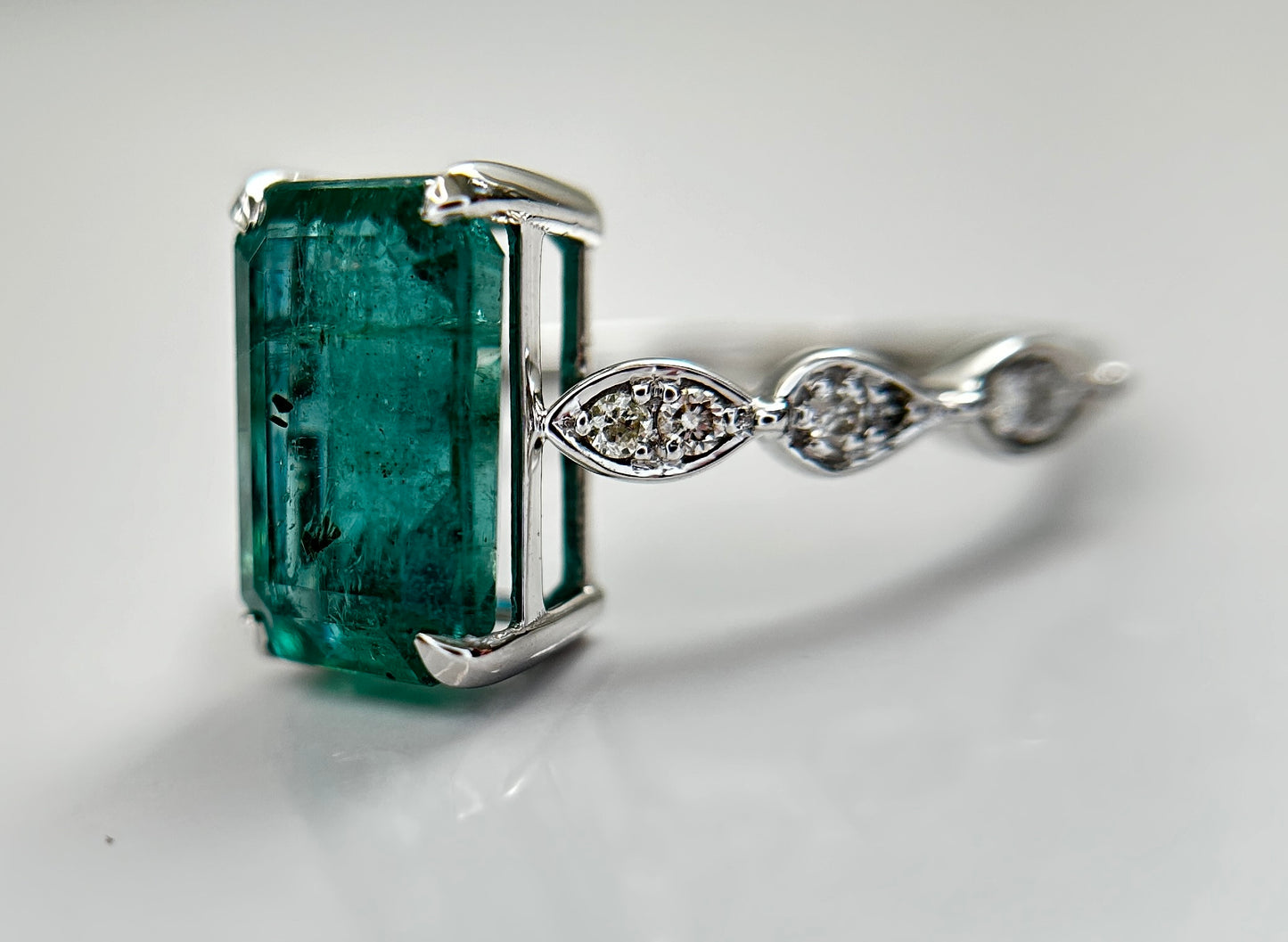 Beautiful Natural Emerald 3.97CT With Natural Diamonds & 18k Gold