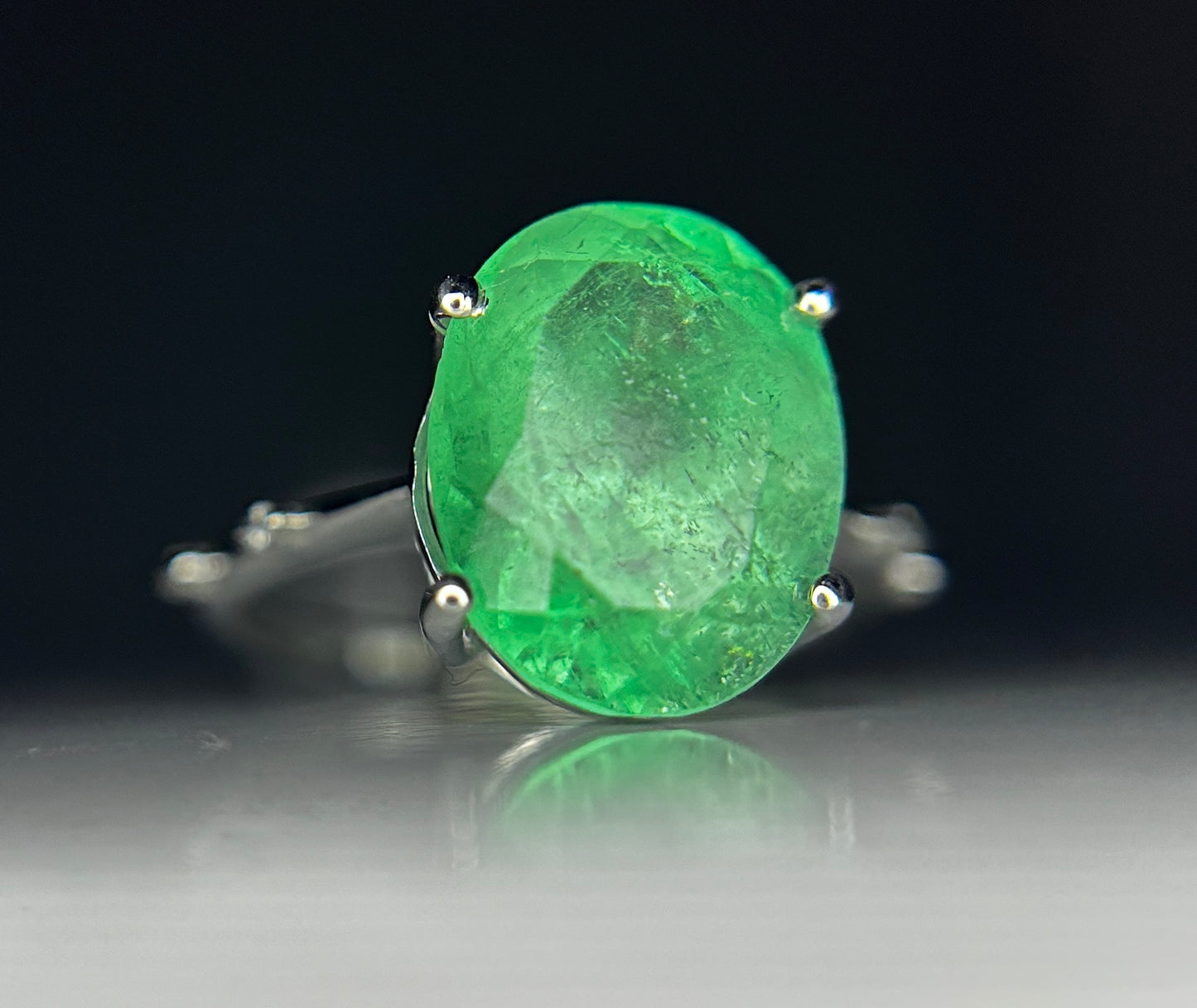 Beautiful 5.47ct Natural Colombian Emerald With Natural Diamonds & 18k Gold