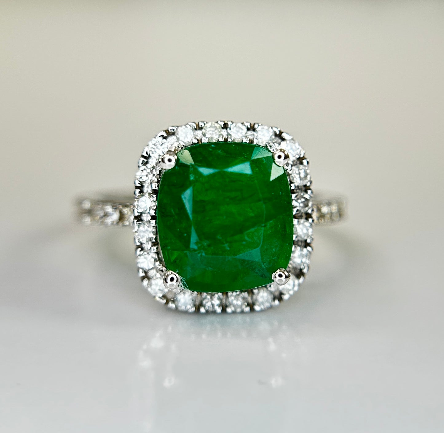 Beautiful Natural 2.81ct Emerald With Natural Diamonds & 18k Gold