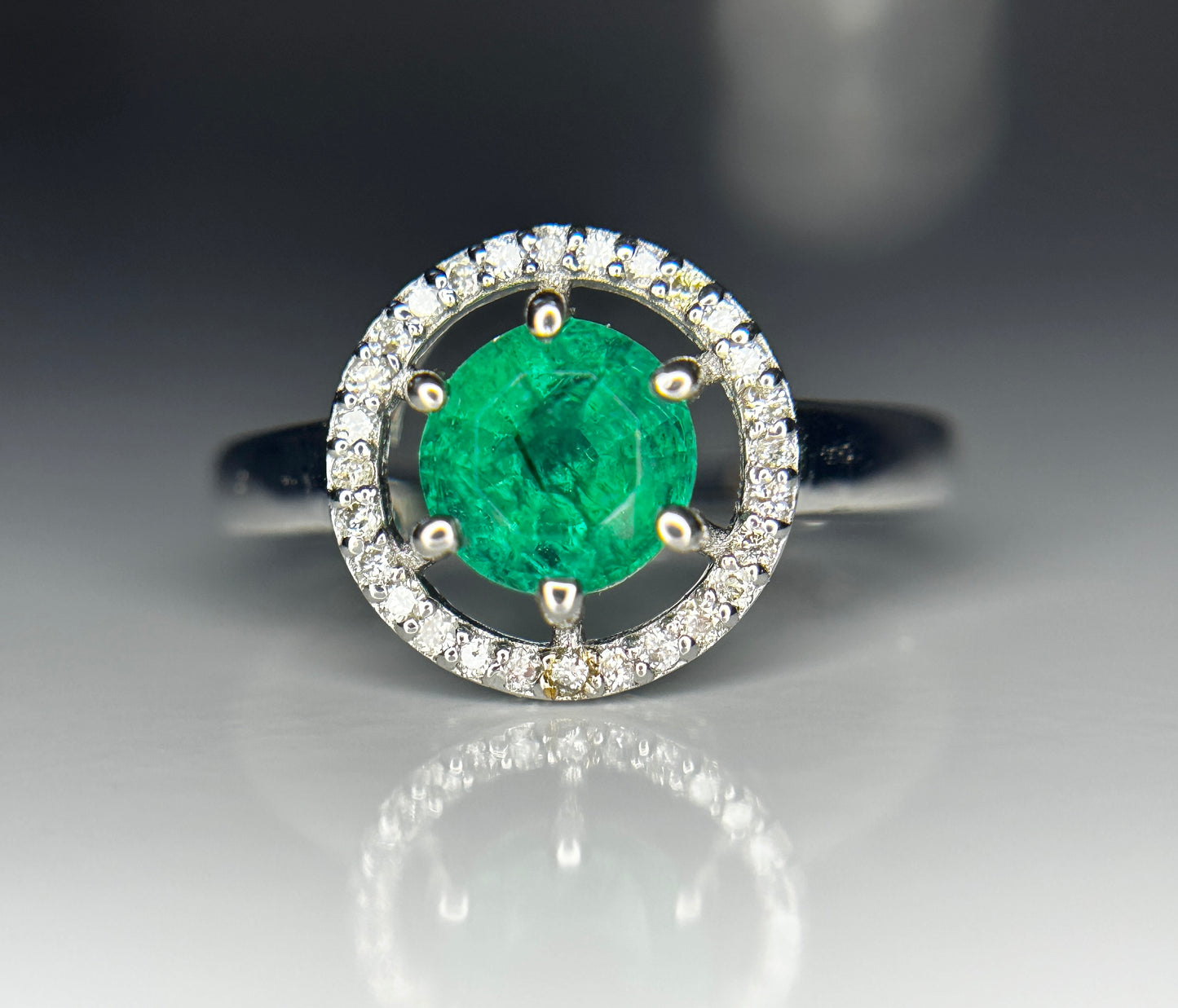 Beautiful Natural Emerald Ring With Natural Diamonds and 18k Gold